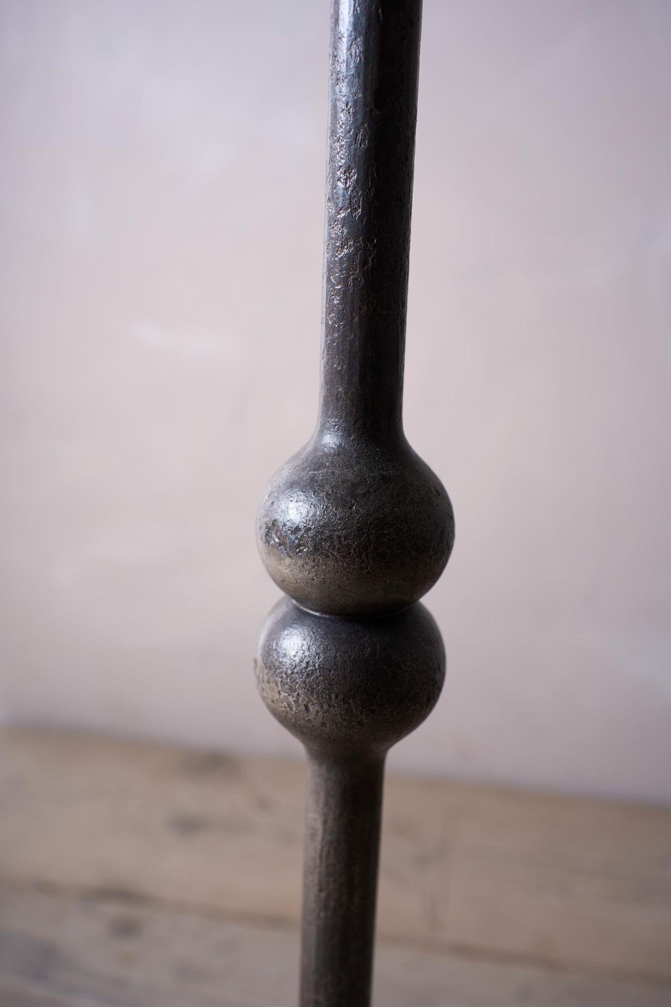 Dies sind unsere 'Brokkr' Martini-Tische. Hergestellt hier in Yorkshire von Sam, unserem Schmied, aus geschmiedetem Stahl. Jedes Detail wird von Hand geschlagen und geformt, von der Patina auf dem Tisch bis hin zu den Werkzeugen, die zur Herstellung