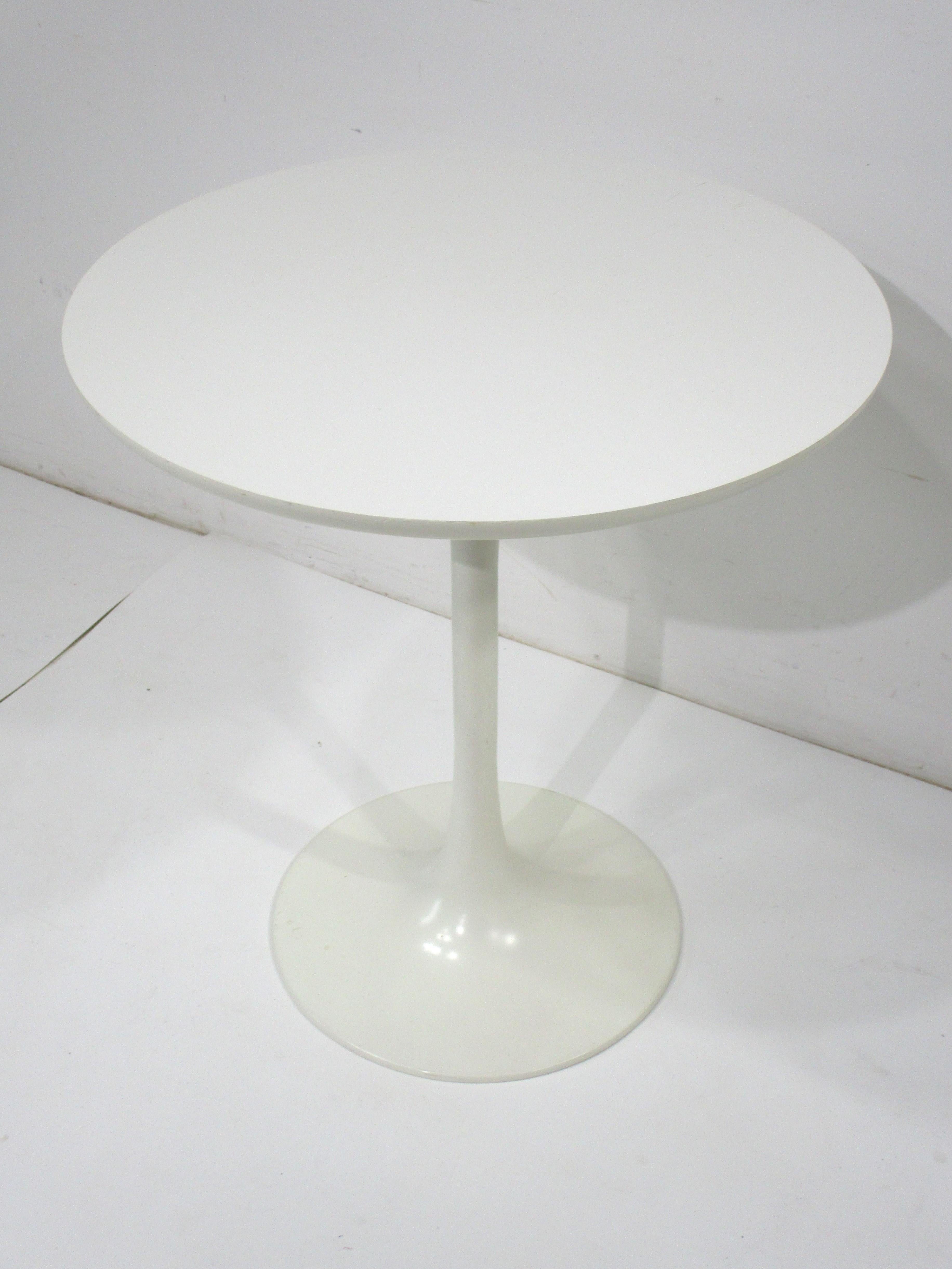 Table d'appoint ou lampe tulipe ronde plus haute en blanc avec plateau en stratifié assorti, conçue par Maurice Burke à la manière d'Eero Saarinen et de Knoll. Fabriqué par la société de meubles BIGLI, ce style est disponible dans une taille plus