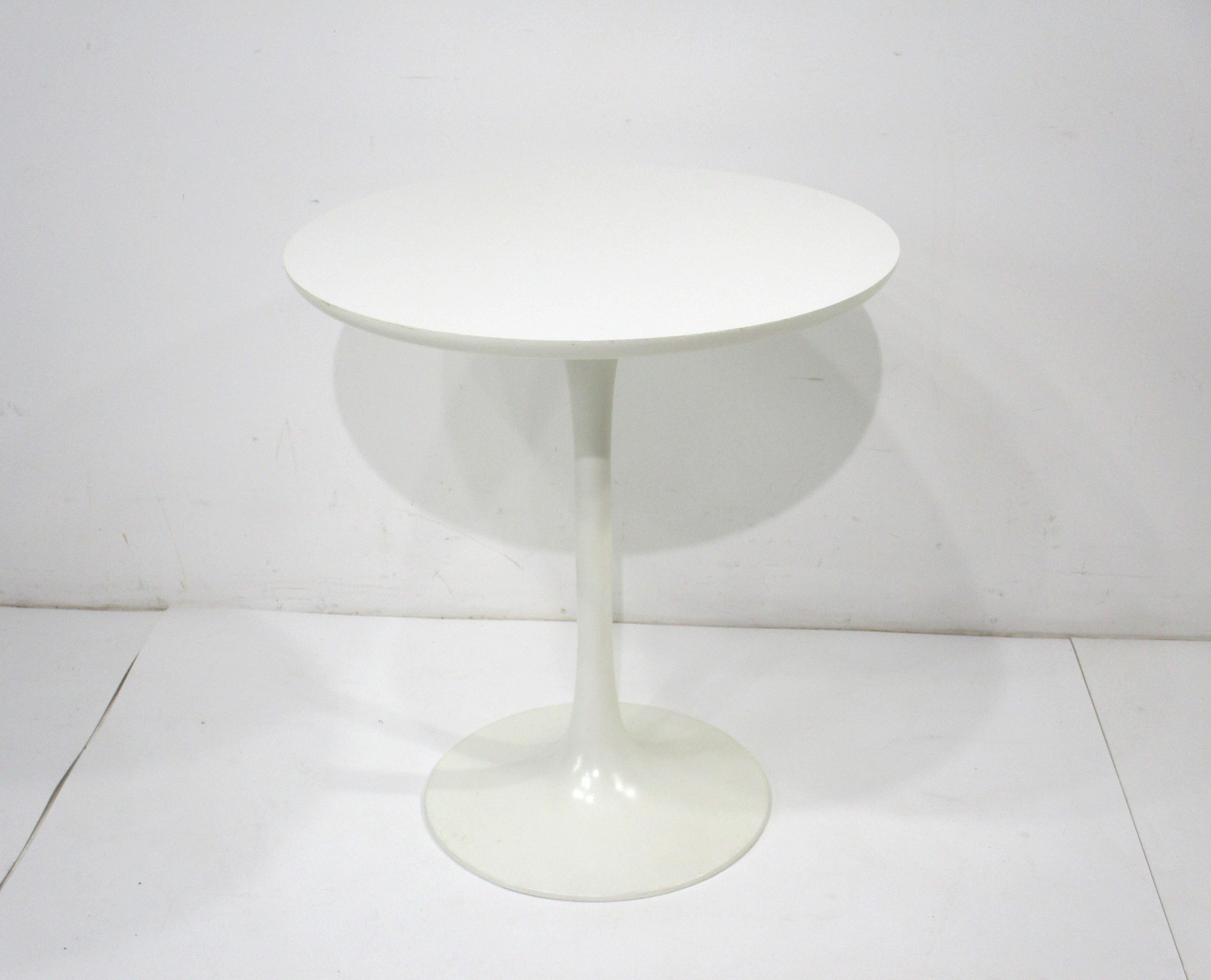 Mid-Century Modern Table d'appoint/table de style Saarinen Taller Tulip de Maurice Burke (A) en vente