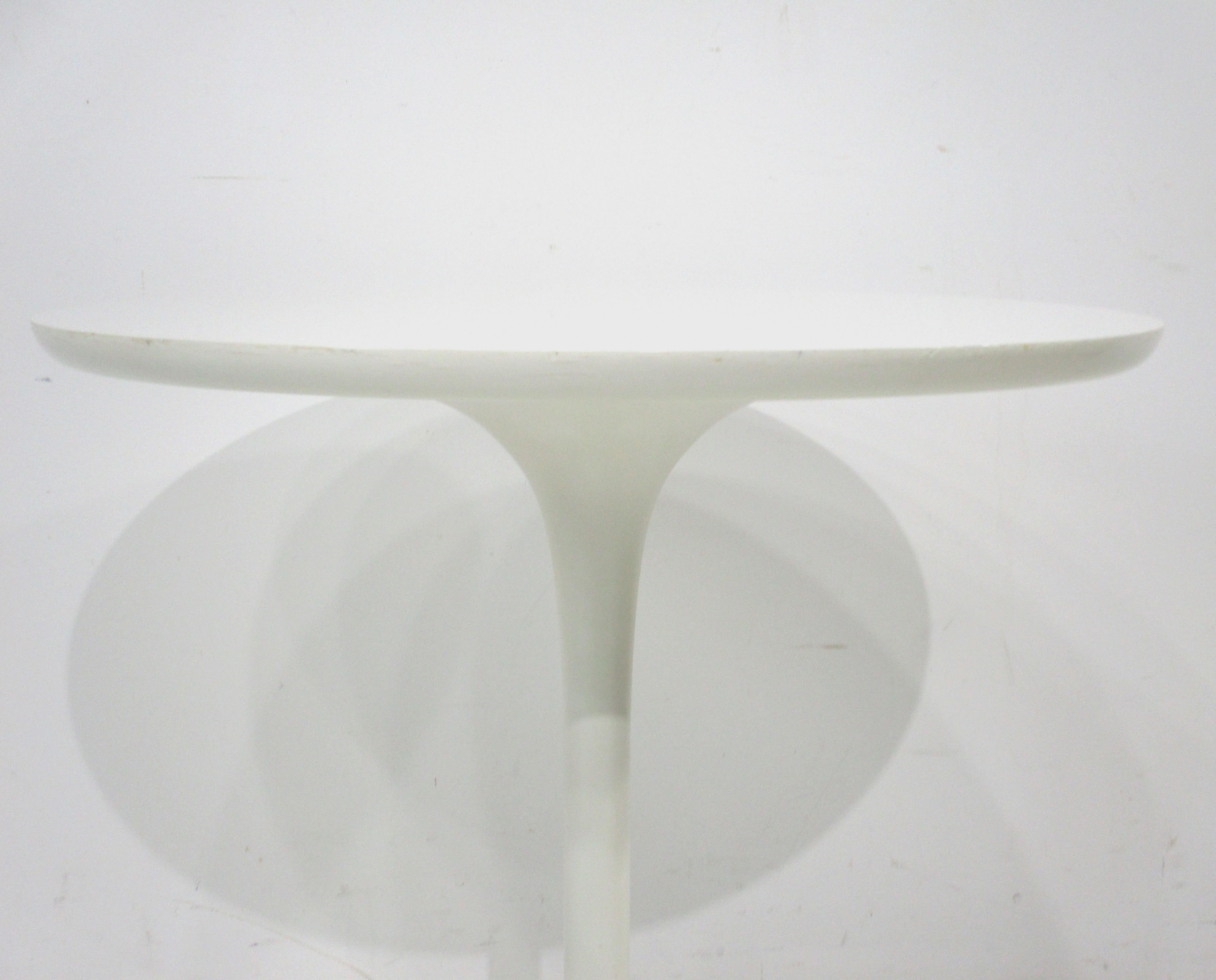 Américain Table d'appoint/table de style Saarinen Taller Tulip de Maurice Burke (A) en vente
