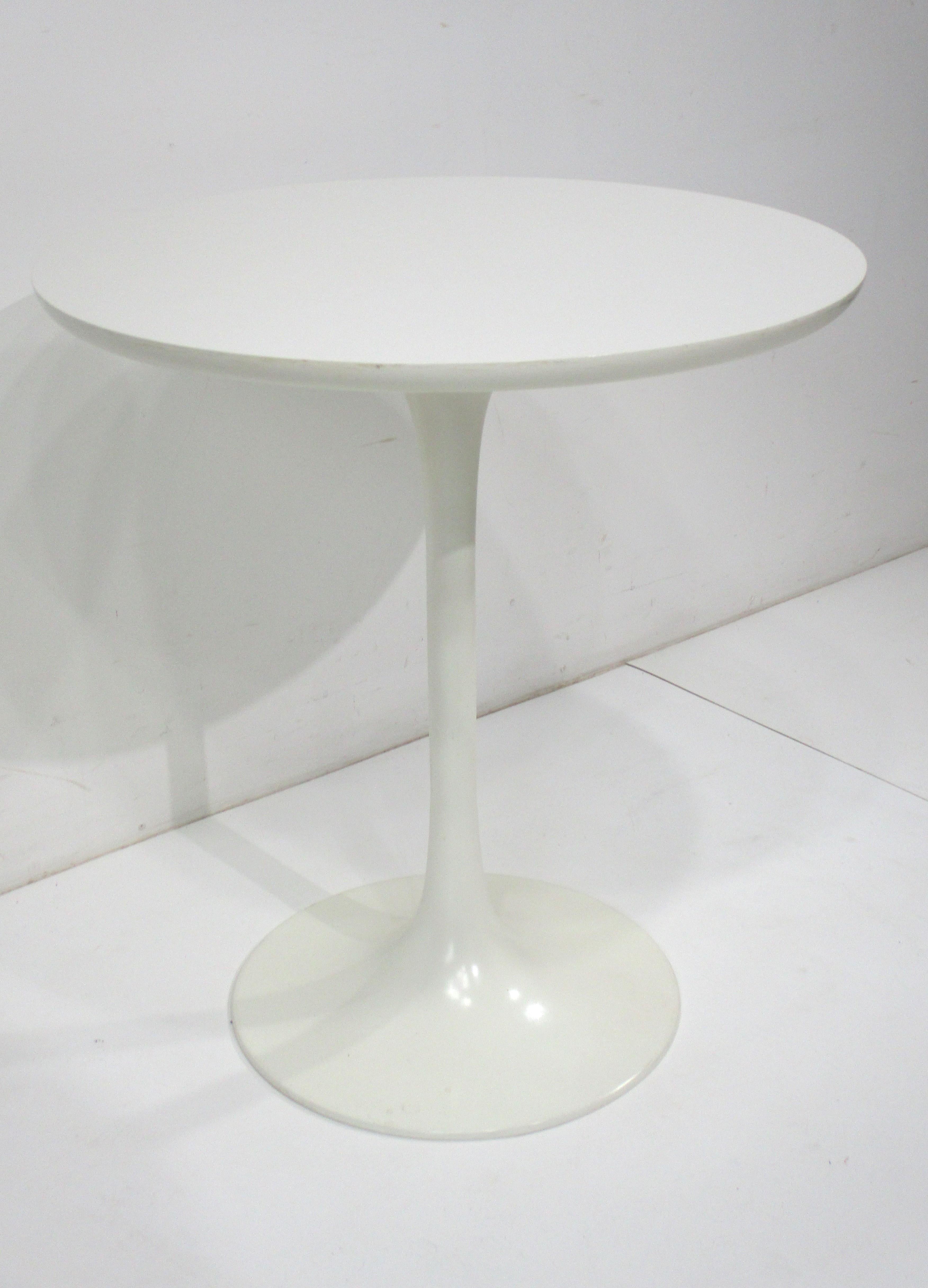 Métal Table d'appoint/table de style Saarinen Taller Tulip de Maurice Burke (A) en vente