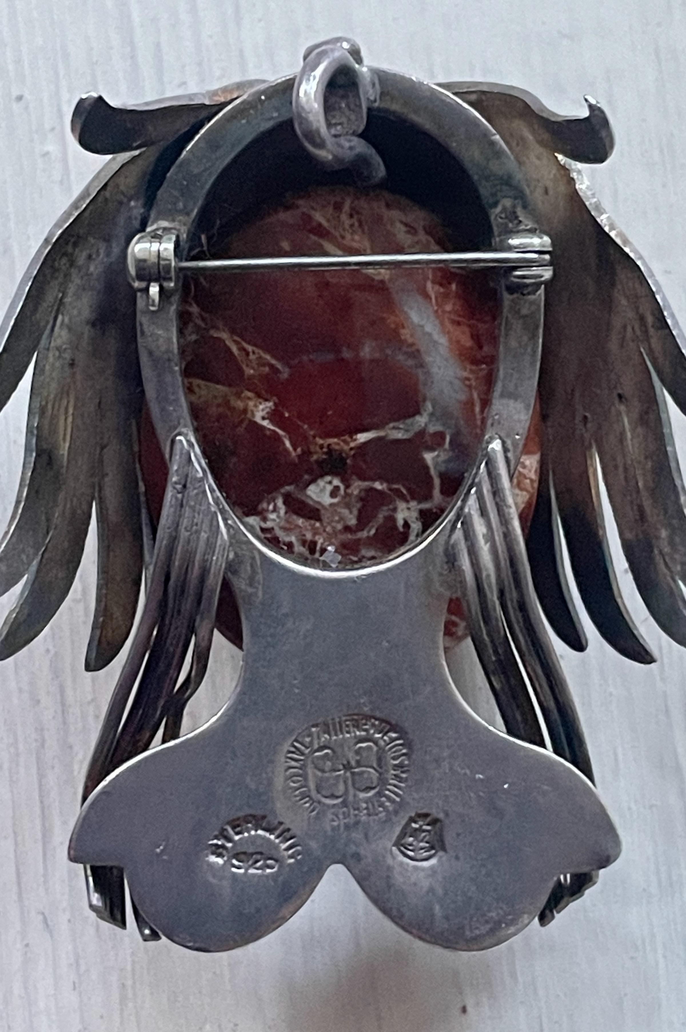 Broche maya de plata de ley y piedra verde tallada a mano de Talleres Los Ballesteros. Muy inusual.