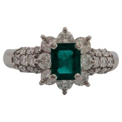 Tallulah  Anello in platino con smeraldo naturale di .72 CT e diamanti naturali di .83 CTW