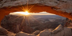 Mesa Arch 1/50 - Farb-Landschaftsfotografie von Talor Stone