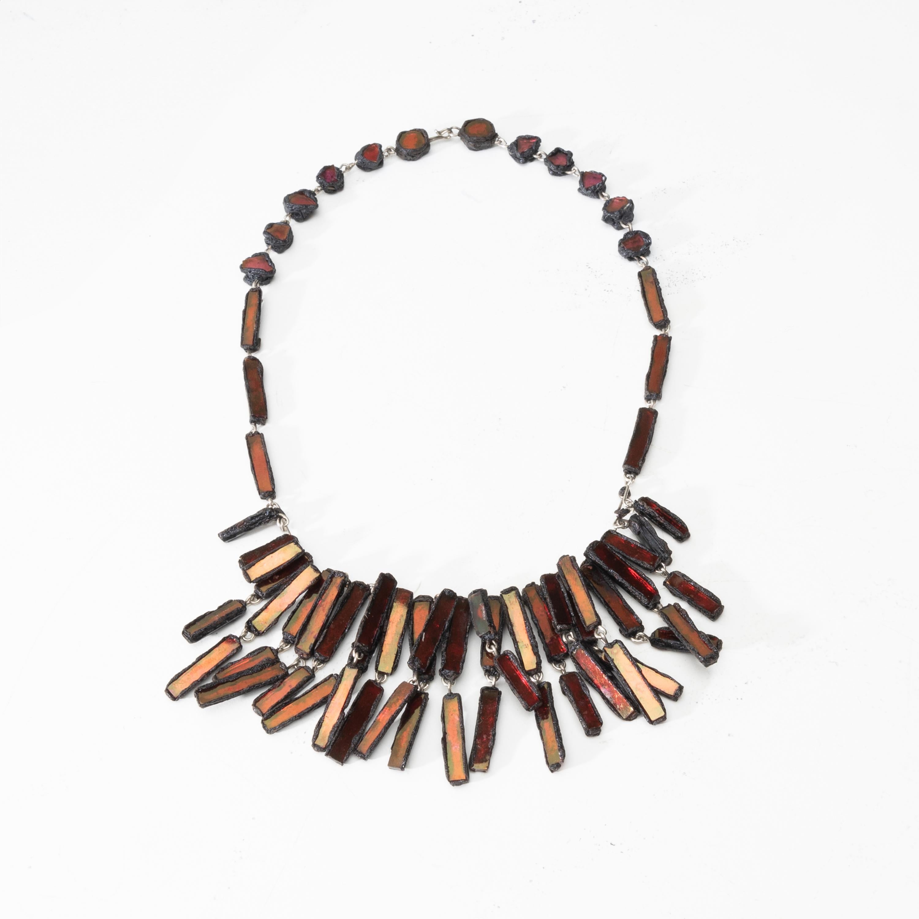 Talosel choker necklace by Line Vautrin.
Black Talosel choker necklace inlaid with orange mirrors on the front and yellow on the back to decorate the round pastilles.
Imposing two-row model on which overlapping rectangular elements are attached.