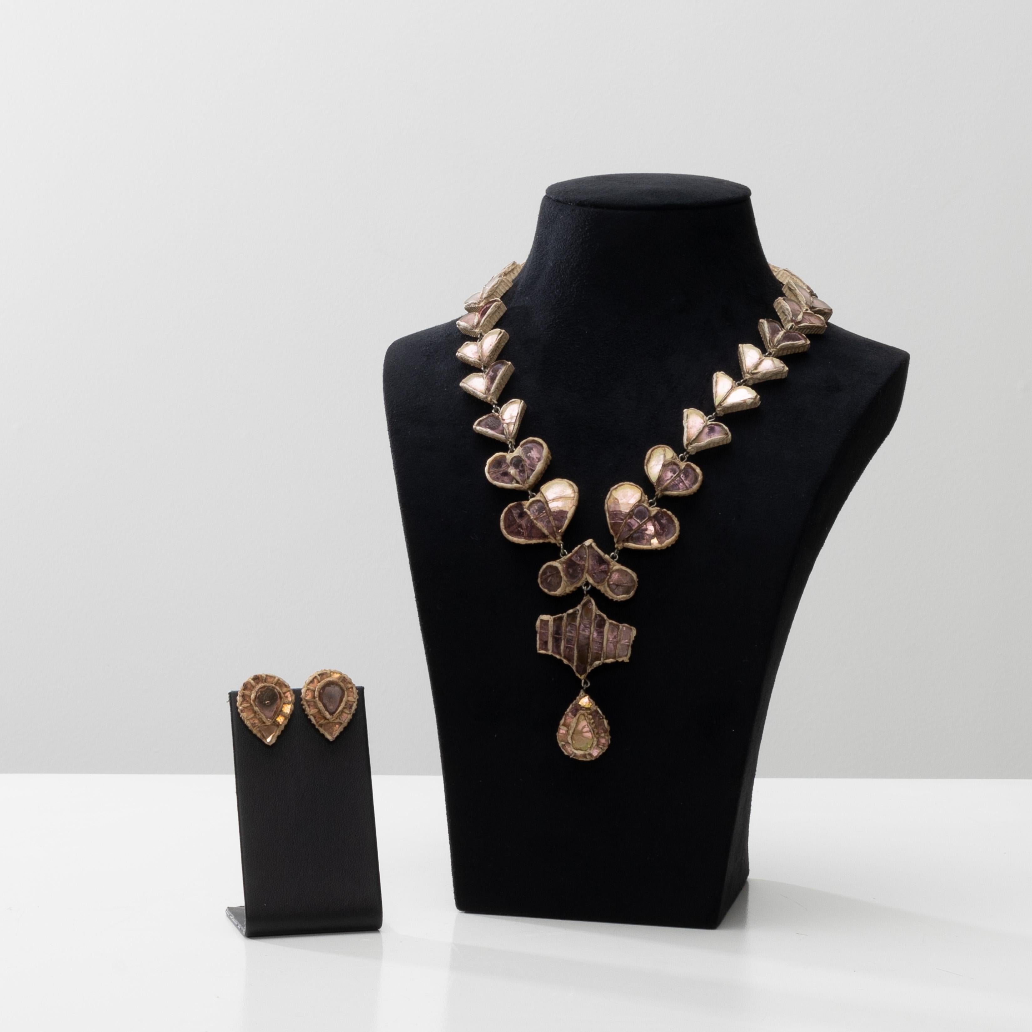 Talosel necklace with inlaid mirror decorations (Model called Régence) with its matching pair of earrings by Line Vautrin.
White Talosel necklace inlaid with pink mirrors.
Formed by a succession of hearts arranged “falling” on which a central