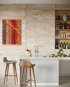 Escultura textil contemporánea para ventana Taly Cohen en rojo y ocre