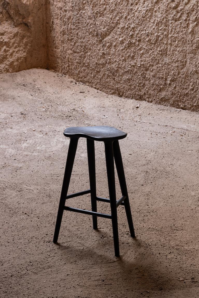 Descendants of an extraordinary family, Tam stools are grown to 65 cm in height, multiplying in a garden of possibilities while preserving in their genetic makeup the beauty of ash wood. Its radiant design has become an icon in kitchens,