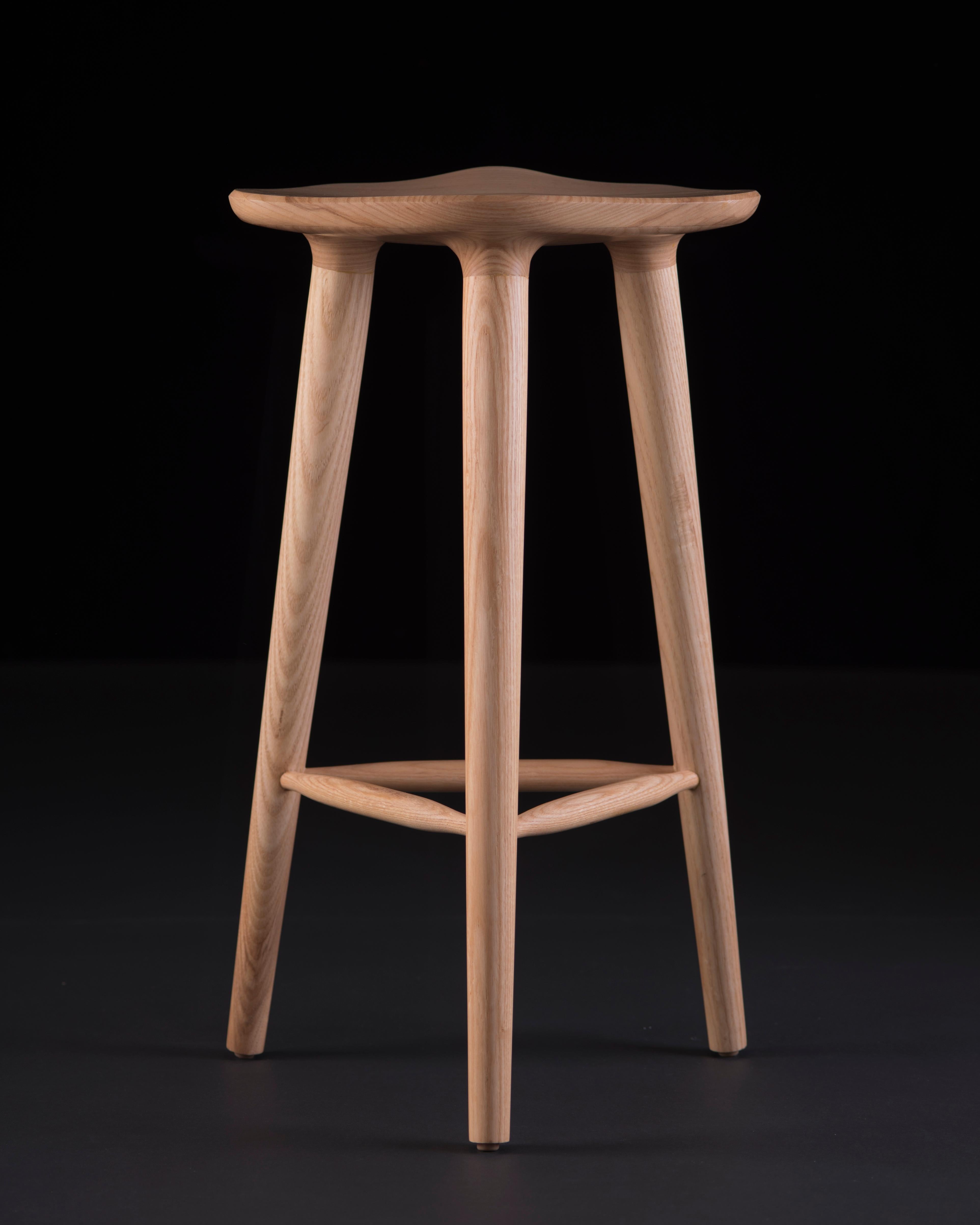 Descendants of an extraordinary family, TAM stools are grown to 65 cm in height, multiplying in a garden of possibilities while preserving in their genetic makeup the beauty of ash wood. Its radiant design has become an icon in kitchens,