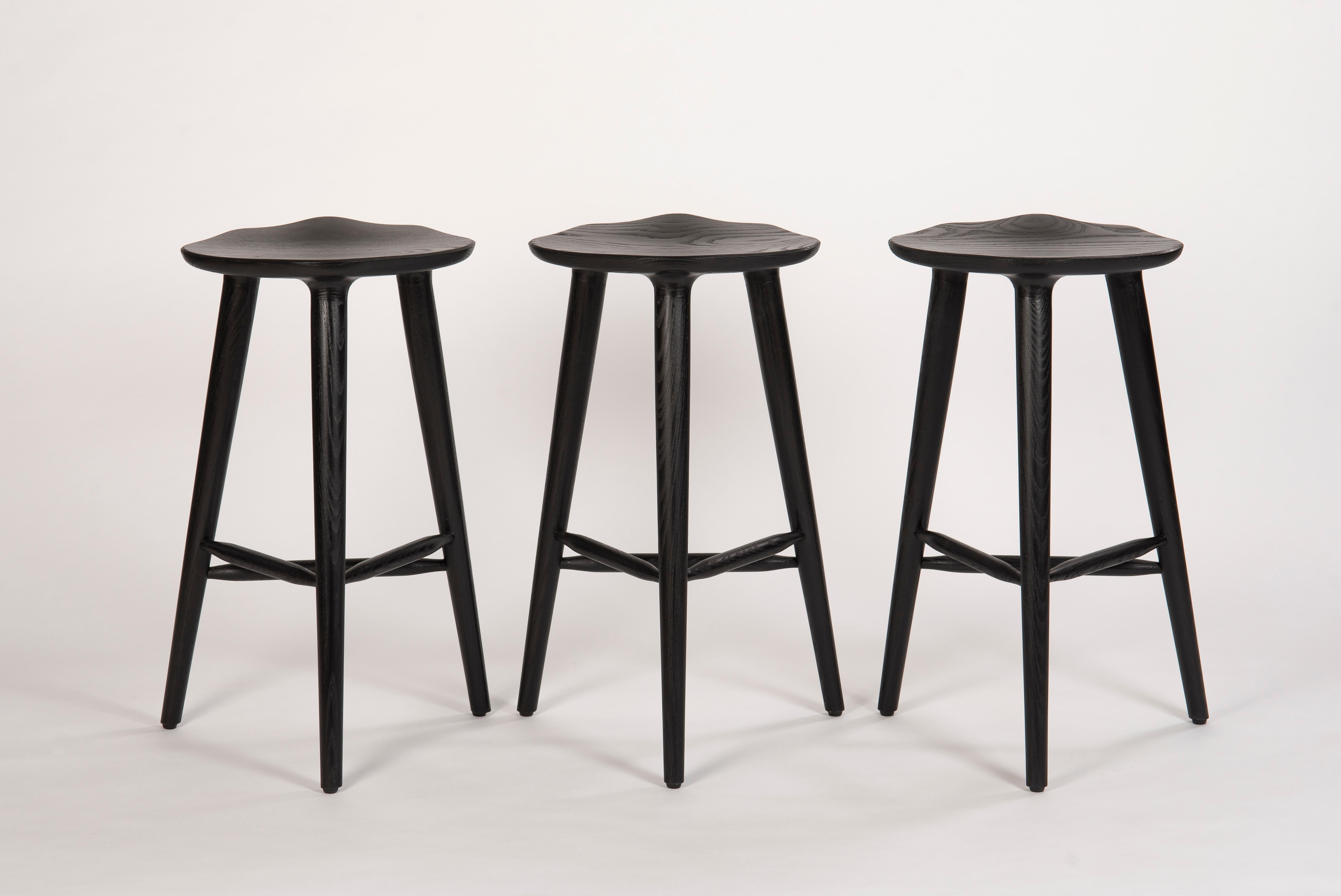 Descendants of an extraordinary family, Tam stools are grown to 65 cm in height, multiplying in a garden of possibilities while preserving in their genetic makeup the beauty of ash wood. Its radiant design has become an icon in kitchens,