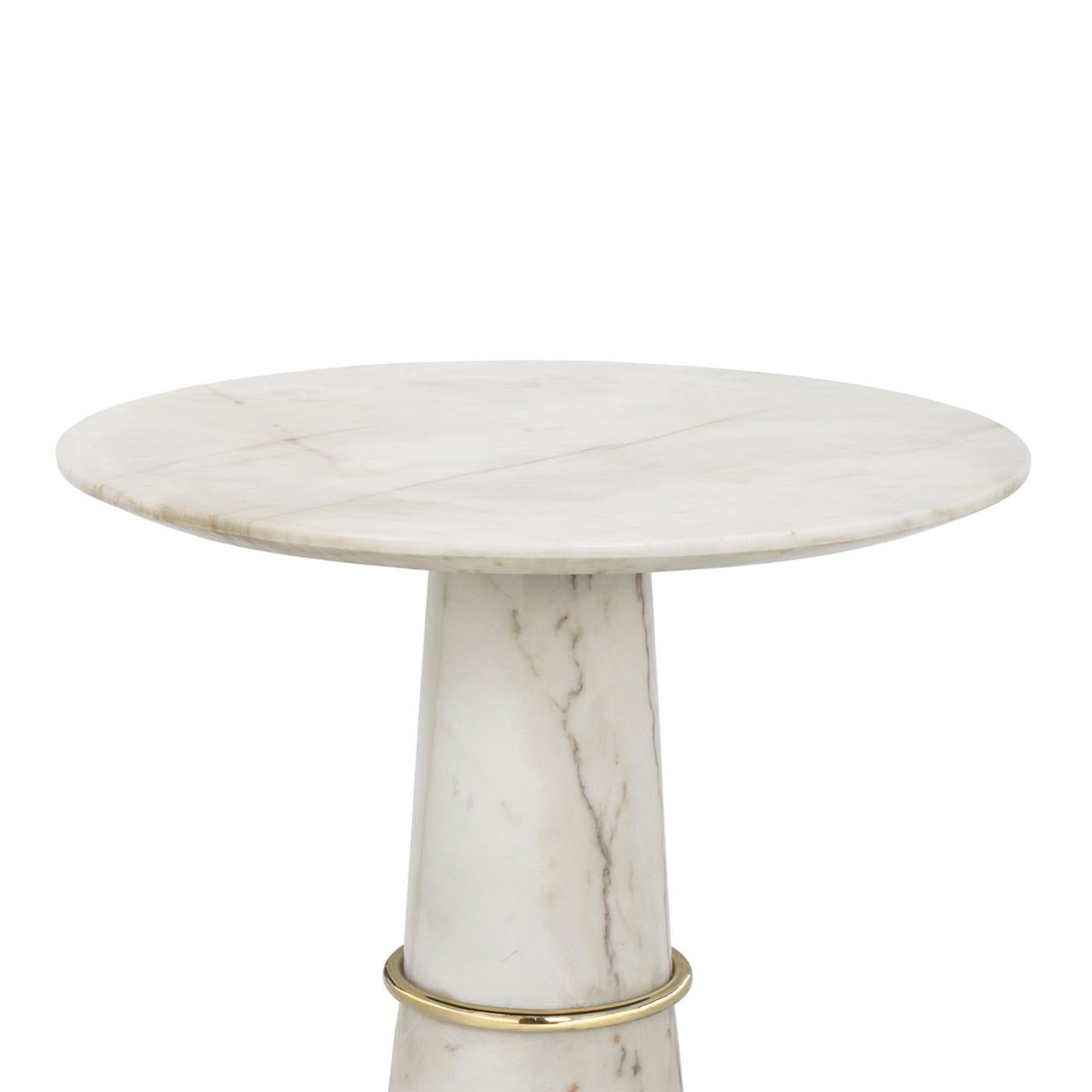 Coffee table Tama high all in solid white marble,
with polished brass finishes.