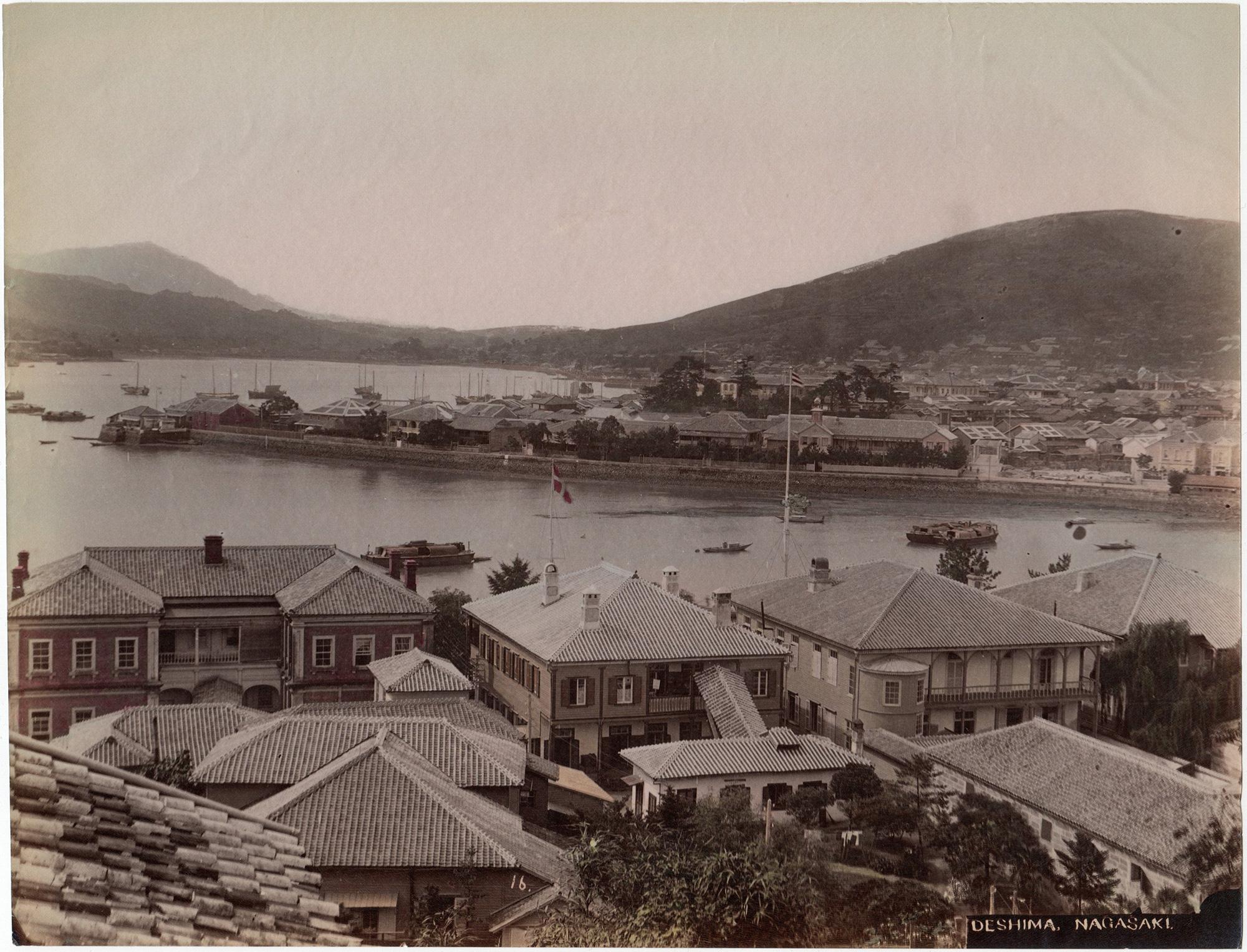 Portrait Photograph de Tamamura Kōzaburō - Japón - Deshima, Nagasaki - Fotografía coloreada a mano del Periodo Meiji