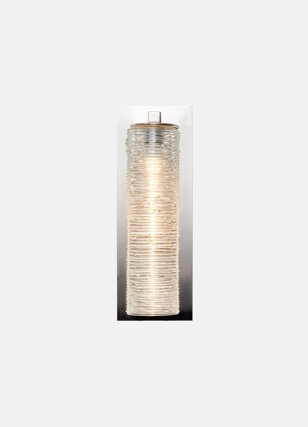 Aplique de pared rectangular con brazo con disco circular de bordes lisos que sujeta la parte superior del colgante de cristal. Placa trasera de estilo flotante (6