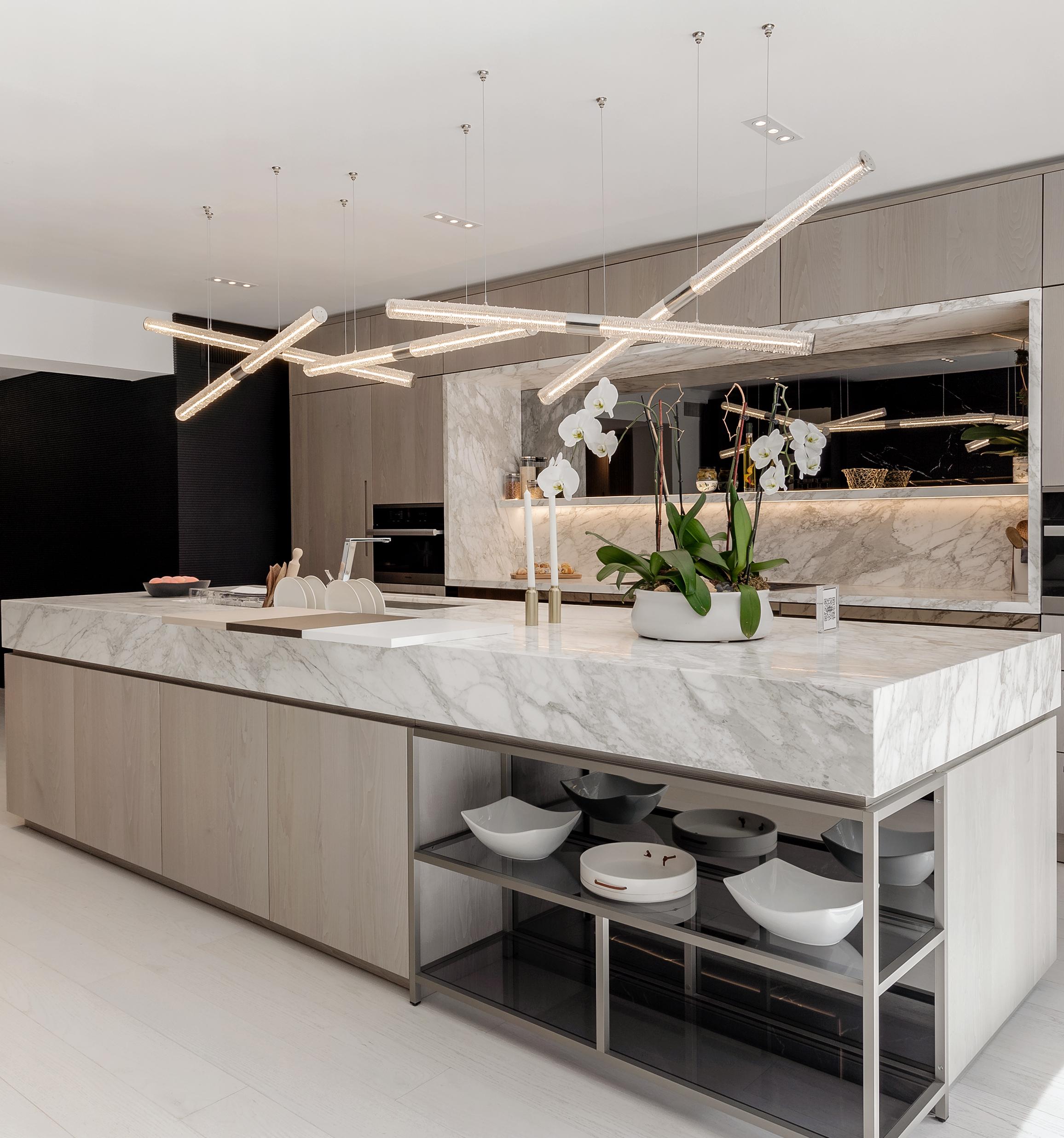 Suspensions en verre soufflé à la main. 2 pendentifs en verre sur pinces monopoint ou sur verrière avec ampoule LED Strip. L'appareil est graduable. 2 pieds supplémentaires sont ajoutés à chaque fil. Homologué UL. Pendentif en verre : 2,75