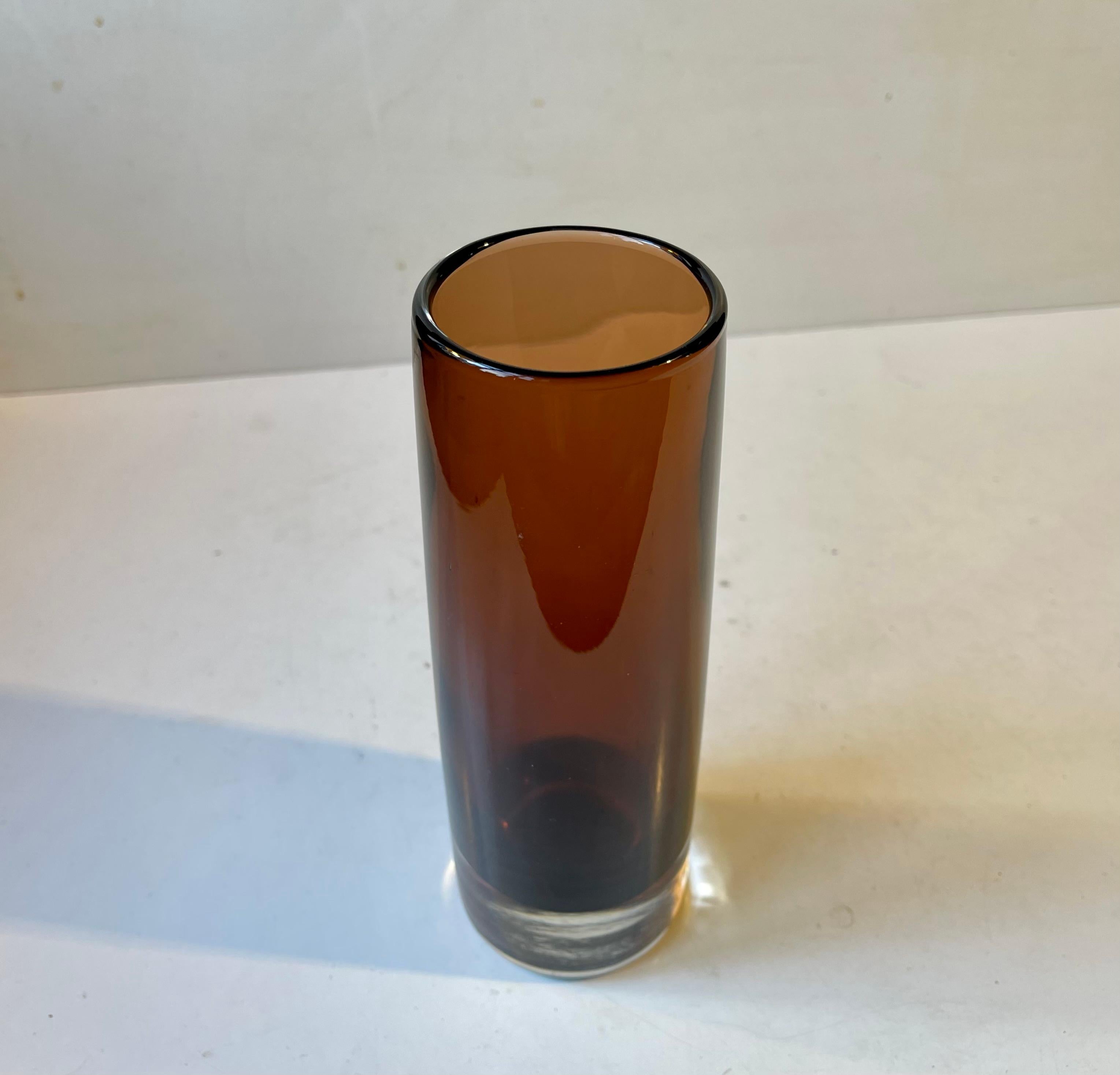 Vase cylindrique en verre brun café attribué à Tamara Aladin. Fabriqué par Riihimaen Lasi en Finlande vers 1970-75. Dimensions : H : 21 cm, Diamètre : 6,8 cm.