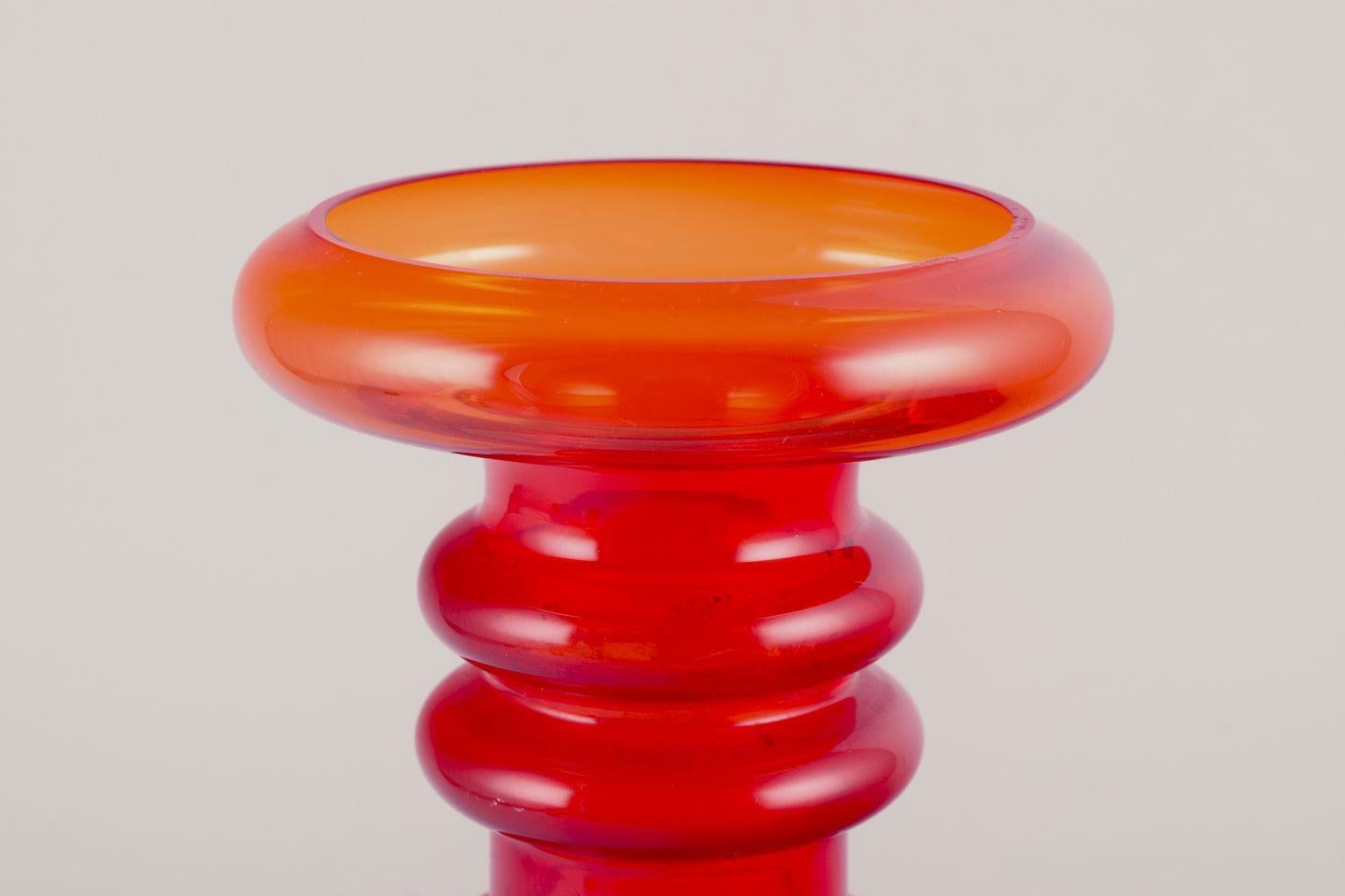 Scandinave moderne Tamara Aladin pour Riihimäen Lasi, Finlande. Vase 'Carmen' en verre d'art orange en vente