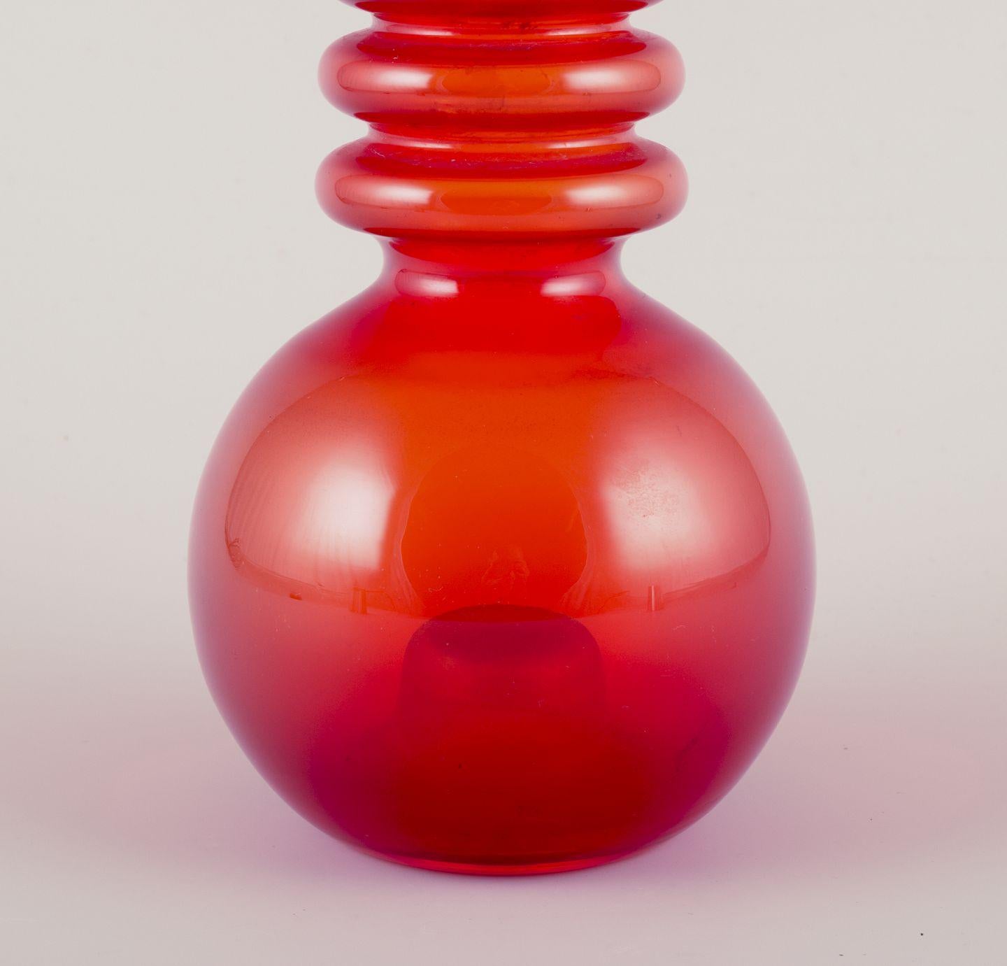 Finlandais Tamara Aladin pour Riihimäen Lasi, Finlande. Vase 'Carmen' en verre d'art orange en vente