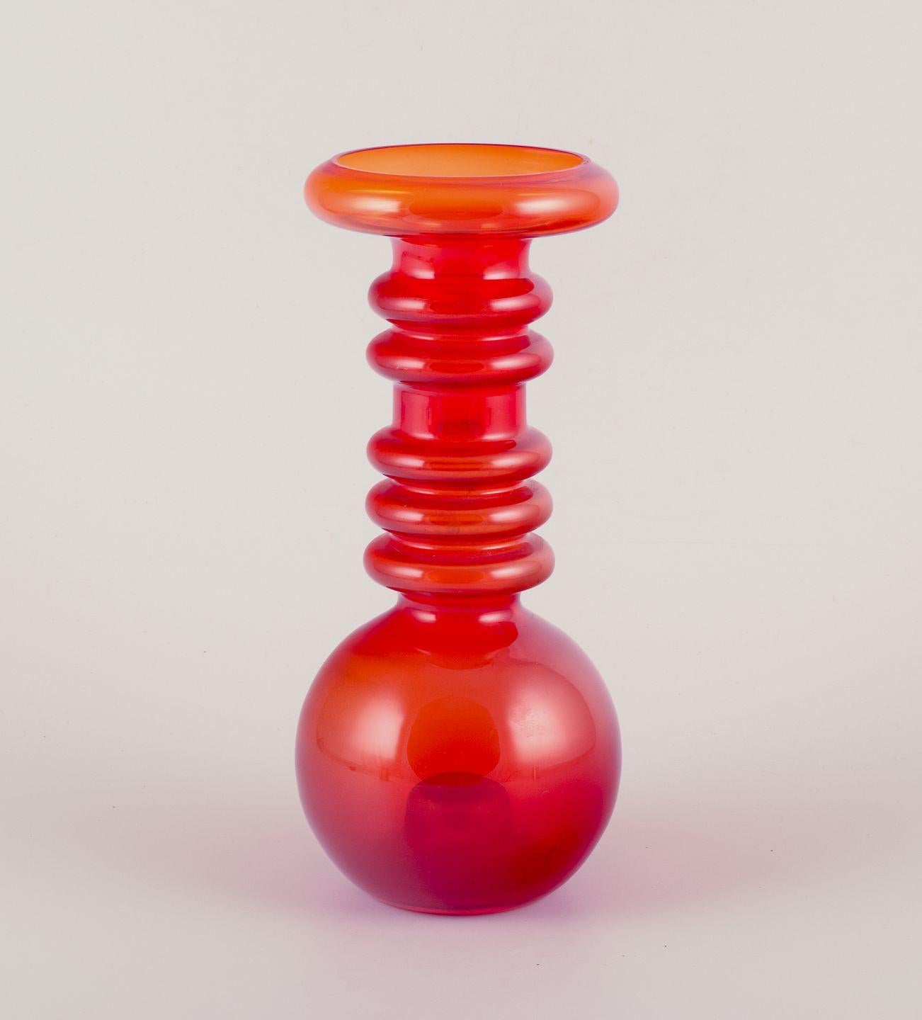 Tamara Aladin pour Riihimäen Lasi, Finlande. Vase 'Carmen' en verre d'art orange en vente