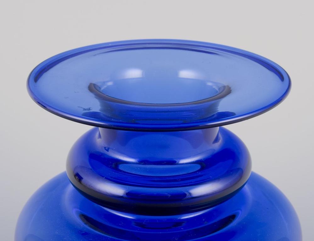 Finlandese Tamara Aladin per Riihimäen Lasi. Grande vaso in vetro artistico blu. 1970s in vendita