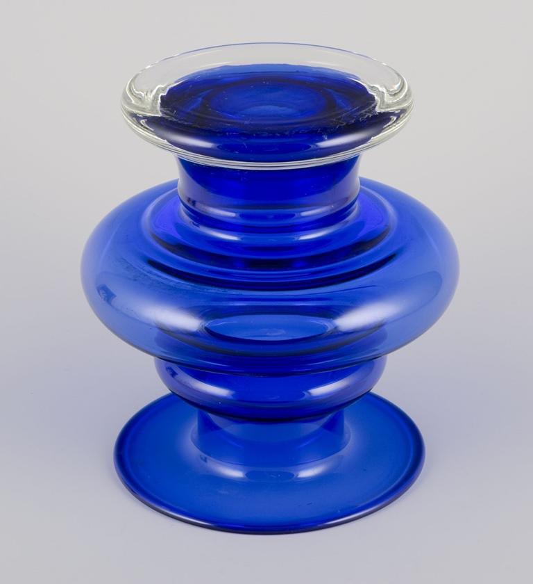 Fine XX secolo Tamara Aladin per Riihimäen Lasi. Grande vaso in vetro artistico blu. 1970s in vendita