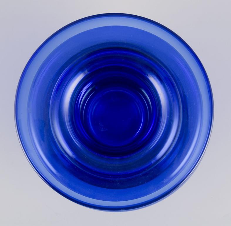 Vetro artistico Tamara Aladin per Riihimäen Lasi. Grande vaso in vetro artistico blu. 1970s in vendita