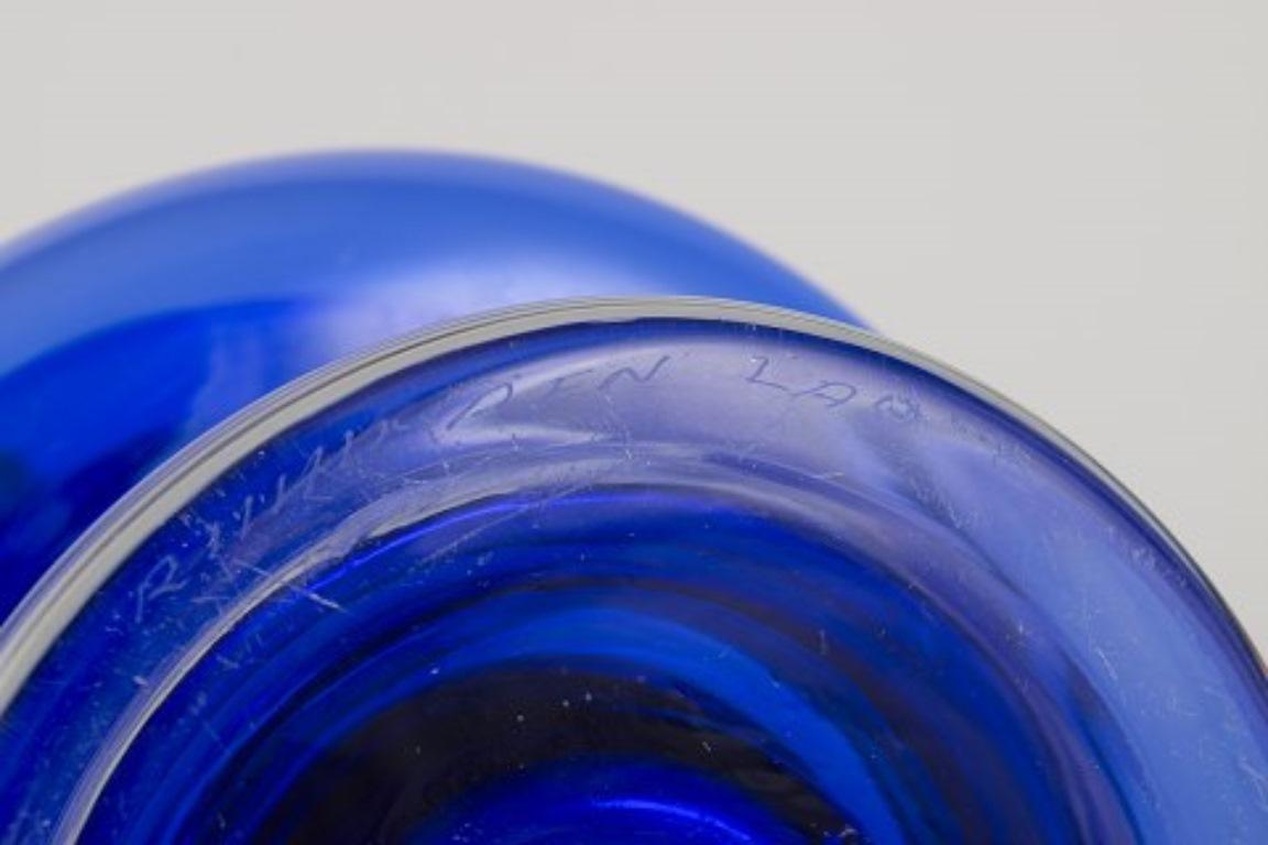 Tamara Aladin per Riihimäen Lasi. Grande vaso in vetro artistico blu. 1970s in vendita 1