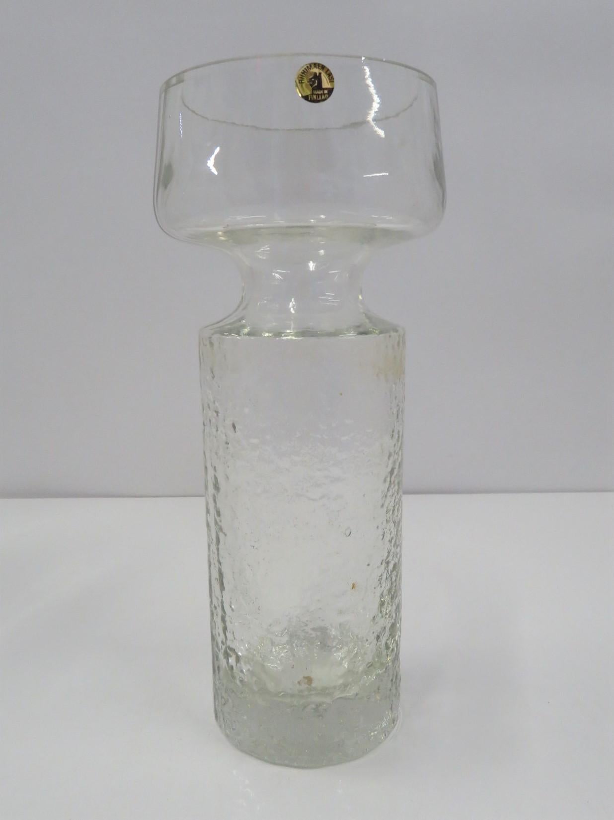 Un étonnant vase Safari en verre soufflé au moule par Tamara Aladin pour Riihimäen Lasi Oy ou Riihimaki de Finlande. Fond texturé jusqu'à l'épaule, puis transparent sur le dessus.
Joli et lourd Vase en verre clair modèle # 1495 a été produit de 1968