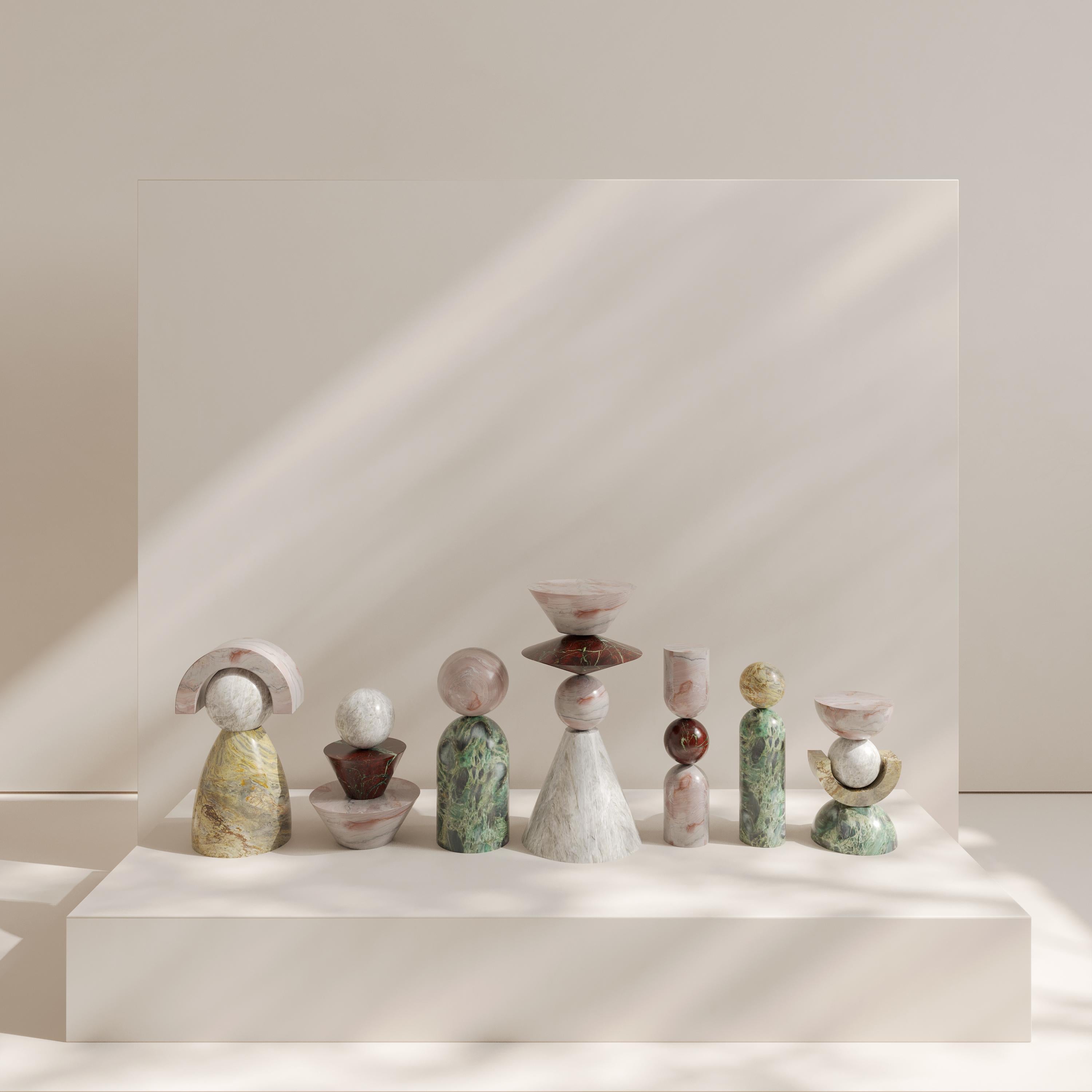 Die Mais Alma Marble Collection ist eine Reihe von Skulpturen, die das Ergebnis unseres Studiums der Formen und der Kunstwerke sind, denen wir in unserem Studio huldigen. Die Skulptur Les Demoiselles (klein) ist das Ergebnis der Bearbeitung von drei