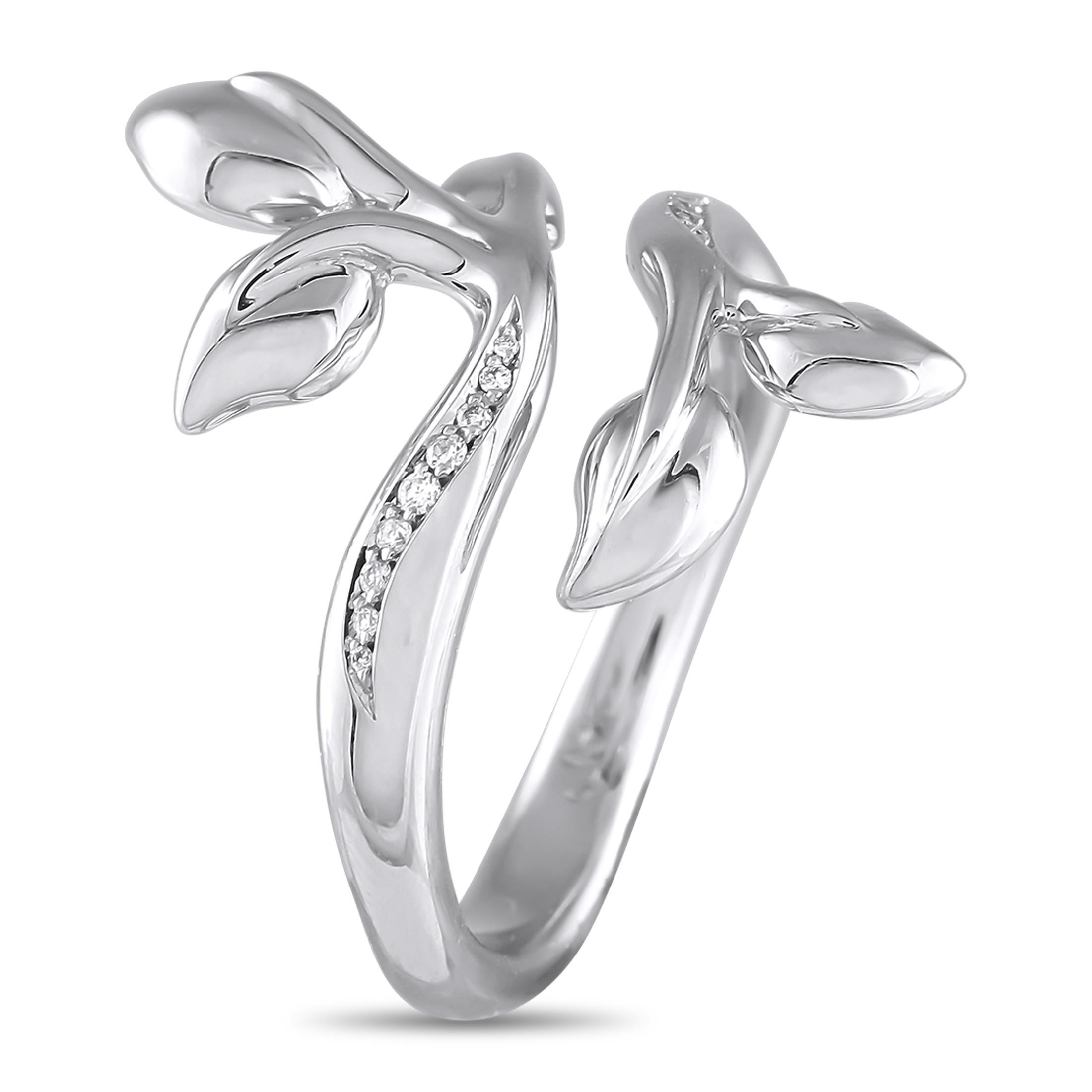 Questo sobrio anello a forma di vite di Tamara Comolli ti permette di aggiungere la bellezza della Nature a qualsiasi ensemble. Progettato per avvolgere il dito, i diamanti incastonati con un peso totale di 0,07 carati aggiungono un sottile