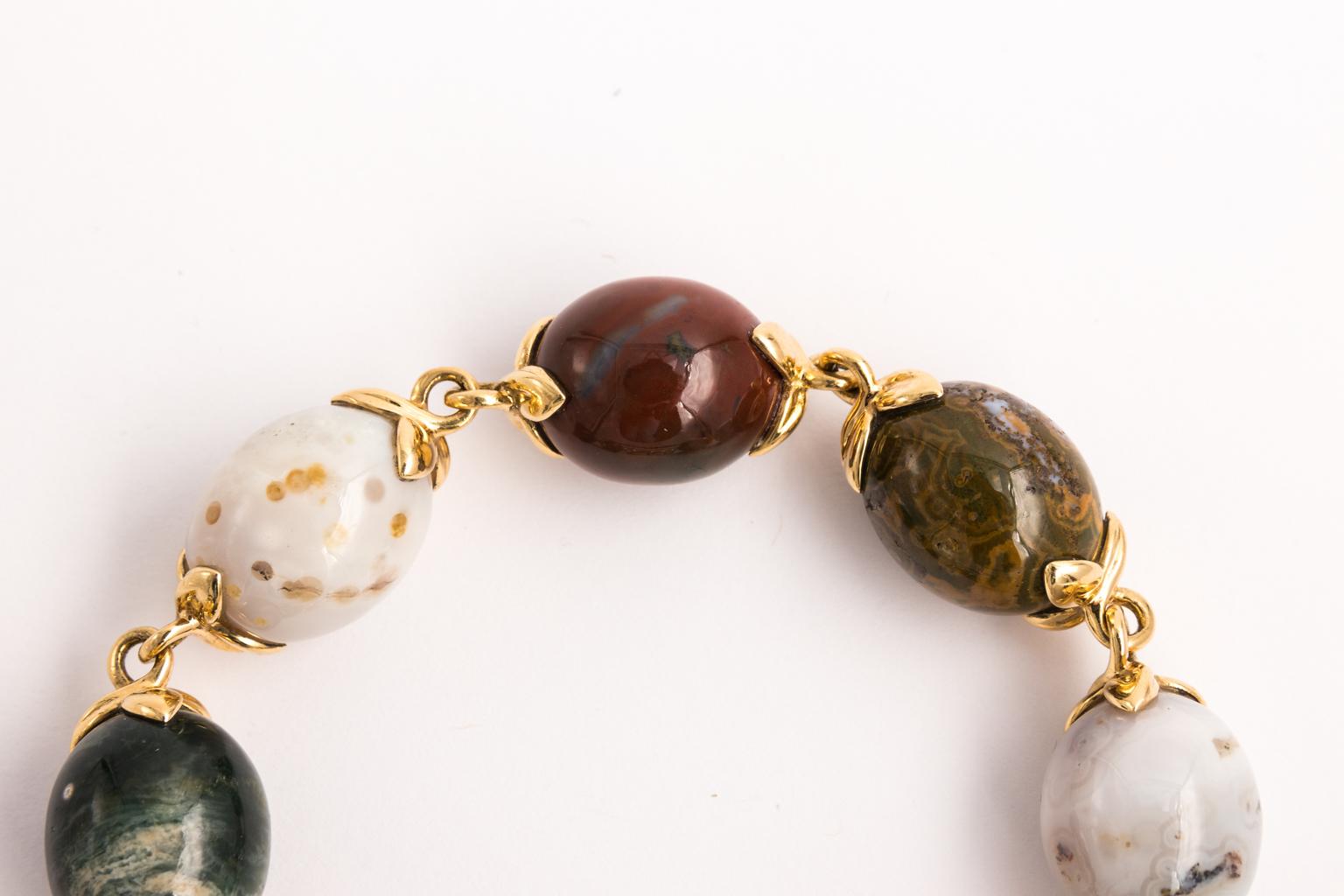 Das Armband Ocean Jasper von Tamara Comolli besteht aus 7 olivfarbenen:: natürlichen Edelsteinen aus Madagaskar:: die mit 18 Karat Roségold kombiniert sind und Liebhabern neutraler Farben gefallen. Das Armband ist in der Länge verstellbar. Messen