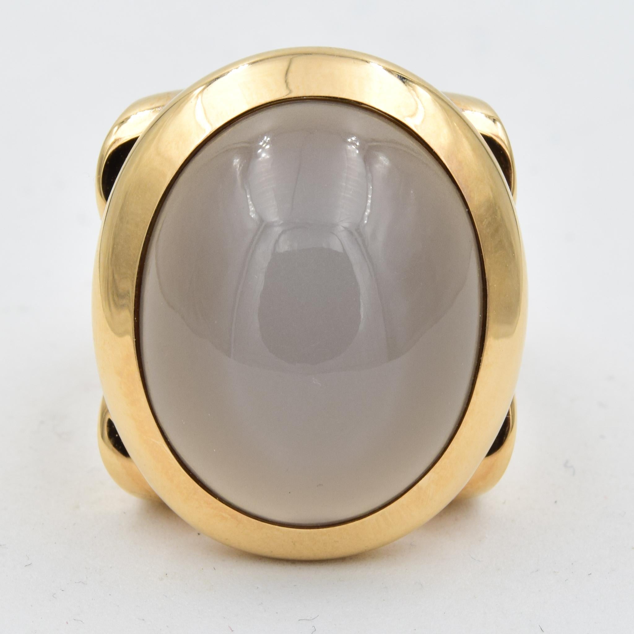 The HIPPIE GLAM ring features a beautiful cabochon-cut grey Moonstone set in solid 18K gold – a statement piece for an effortless look. 

Gemstone
15ct grey Moonstone
Material
18K rose gold

Size 6.5 
*Sizing this ring is possible if requested for