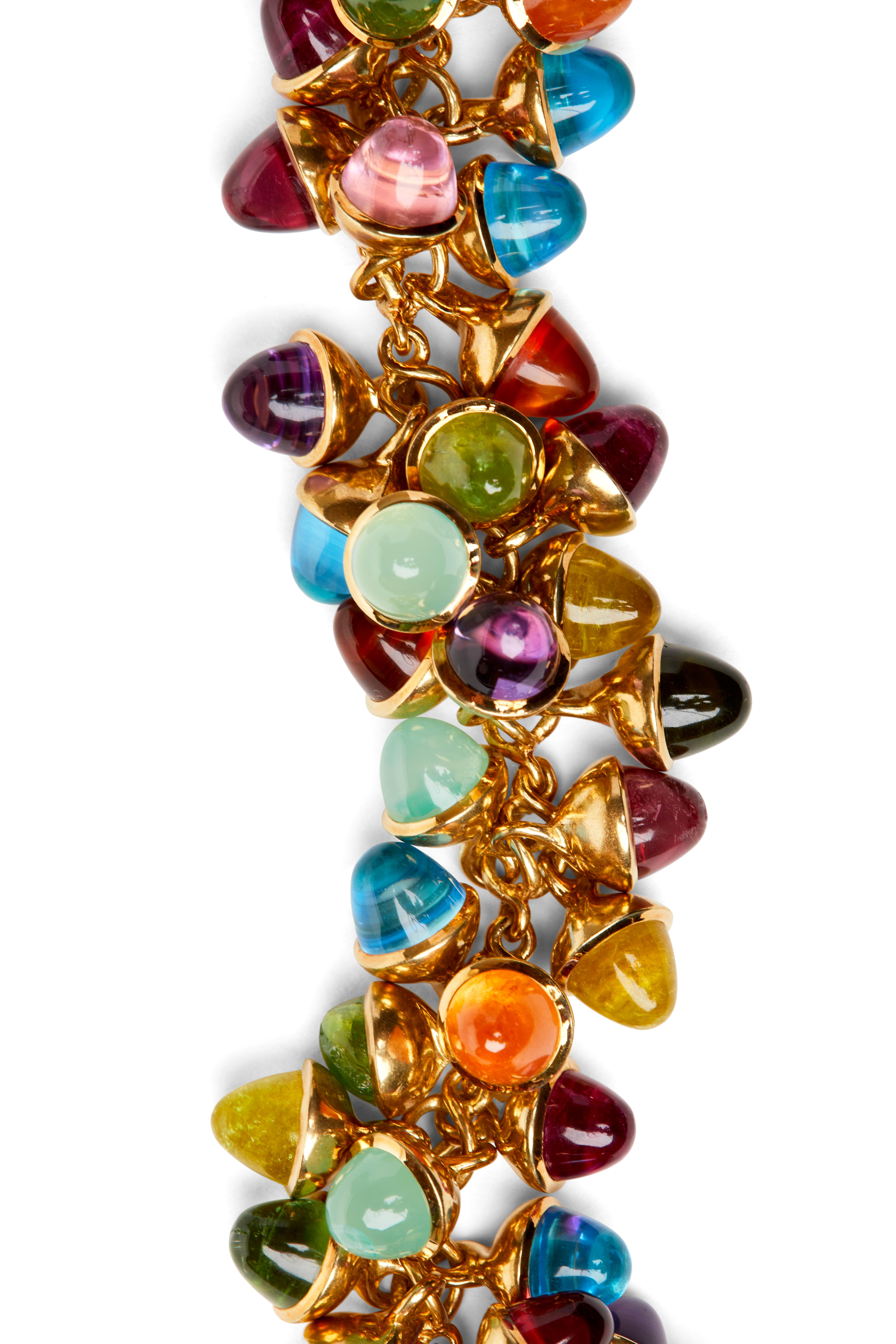 L'une des créations les plus populaires de Tamara Comolli, la bague Mikado Flamenco, est destinée à être portée et appréciée tous les jours. Les pierres cabochons colorées bougent avec la personne qui les porte, créant un sentiment de glamour