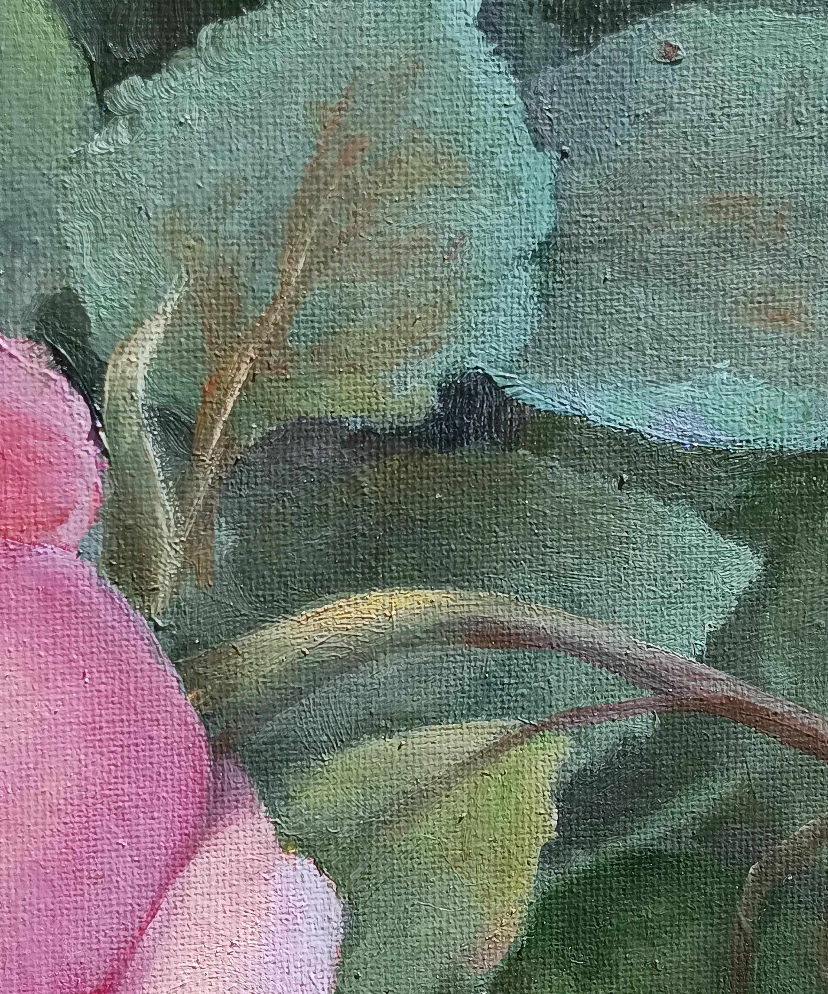 Eine einzelne Rose, zart in ihrer rosa Umarmung, grüßt das erste Licht des Tages. Der Tau ruht auf ihren Blütenblättern wie Juwelen des Morgens, die die Stille einfangen, bevor die Welt erwacht. In diesem flüchtigen Moment hält der Atem still - wie