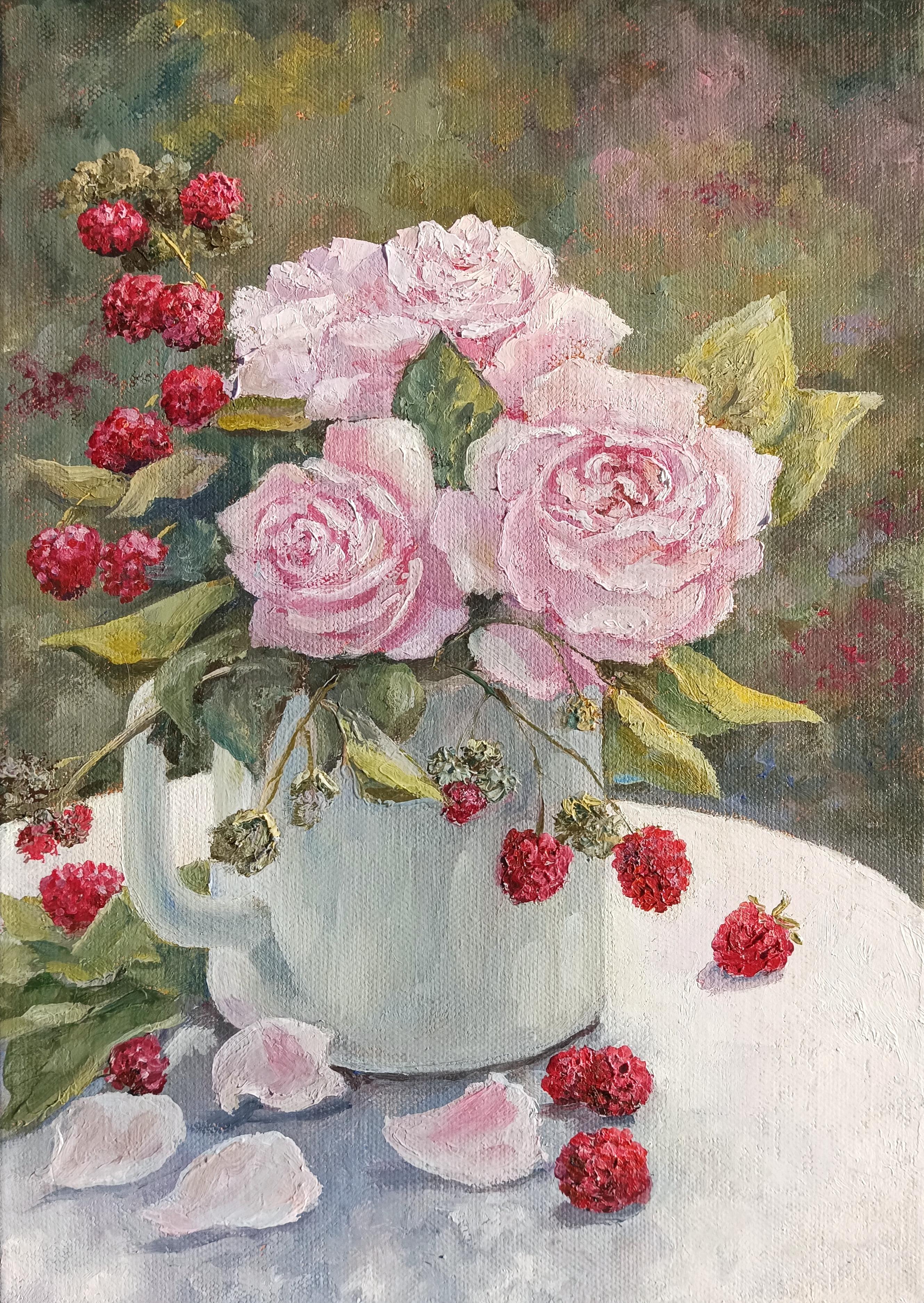 Zarte Blütenblätter. Stillleben mit Rosenblumen und Himbeer