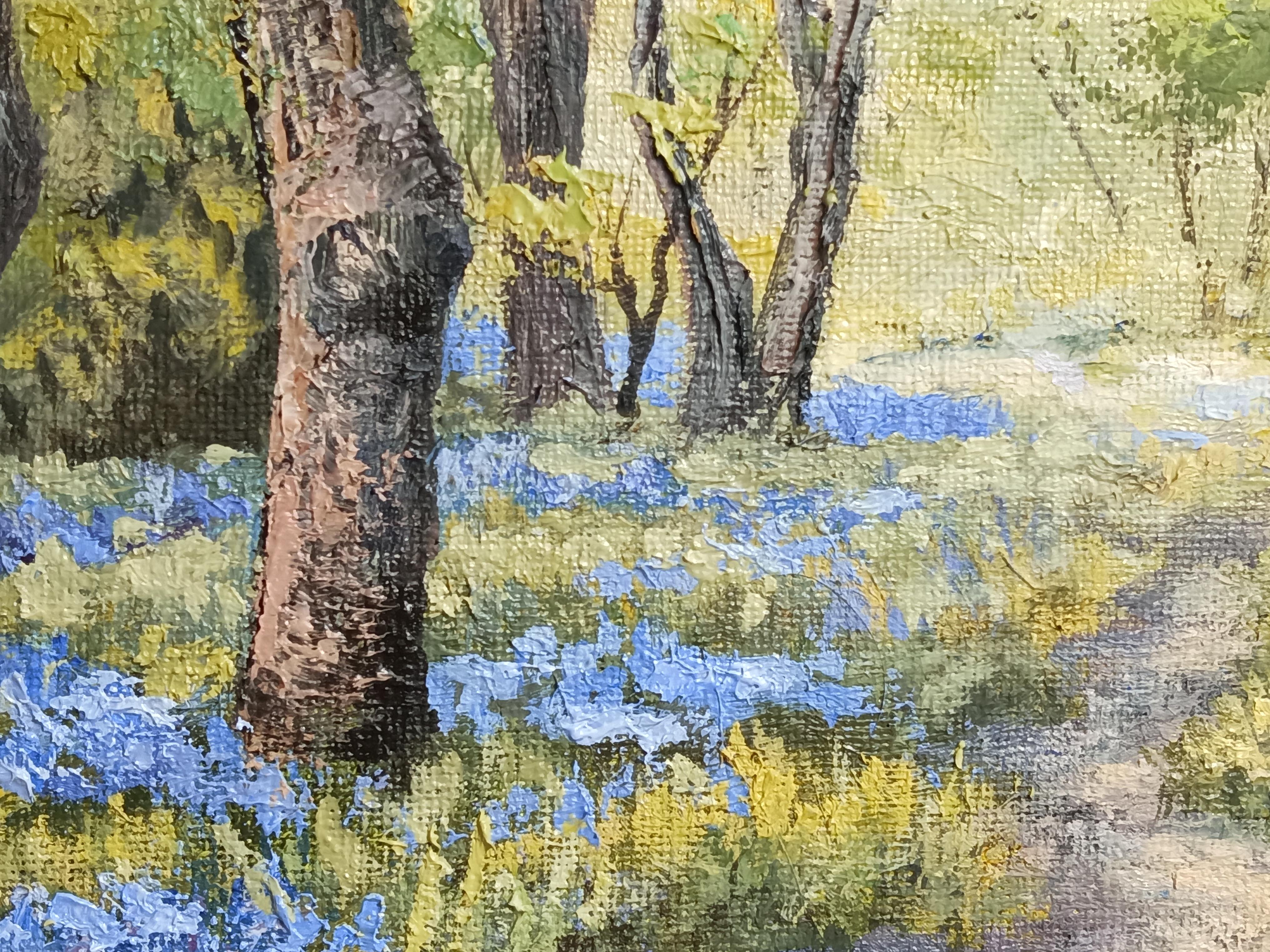 Forêt printanière avec des fleurs de jacinthes en vente 3