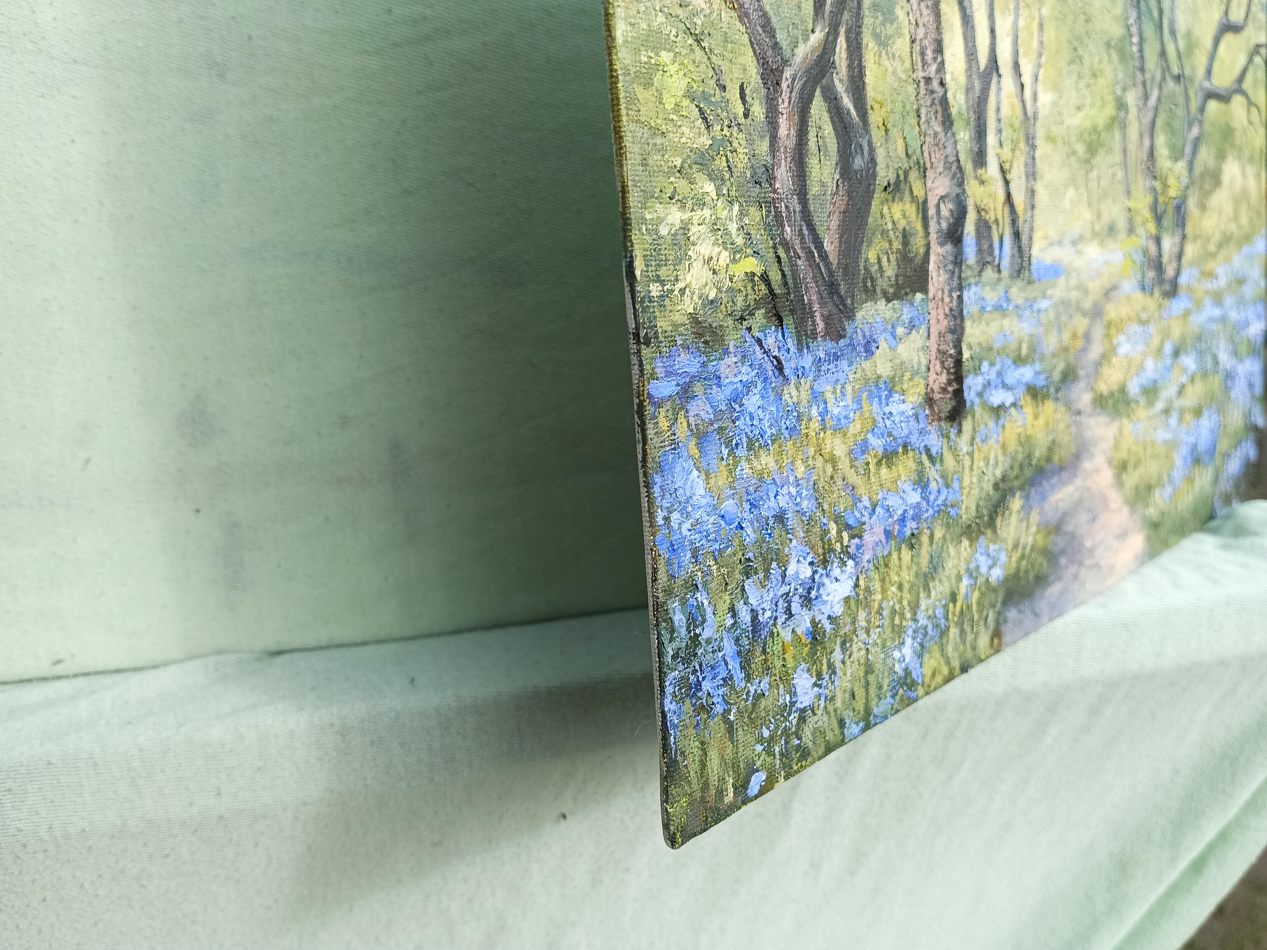 Forêt printanière avec des fleurs de jacinthes en vente 4