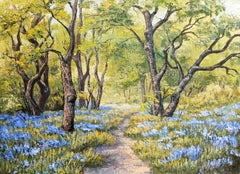 Bosco di primavera con fiori di campanula