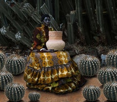 Afrikanischer Topf III von Tamary Kudita – Porträtfotografie, afrikanische Frauen, Kakteen