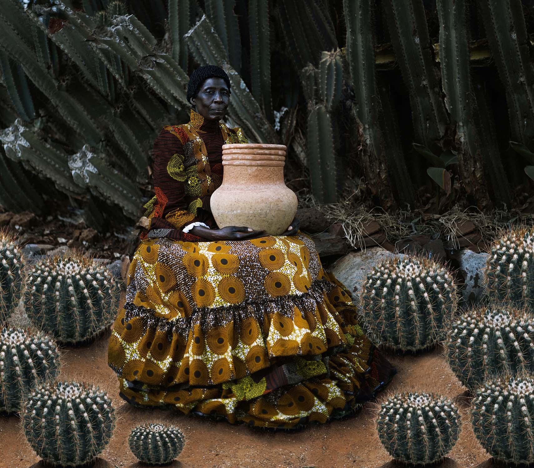 Afrikanischer Topf III von Tamary Kudita – Porträtfotografie, afrikanische Frauen, Kakteen