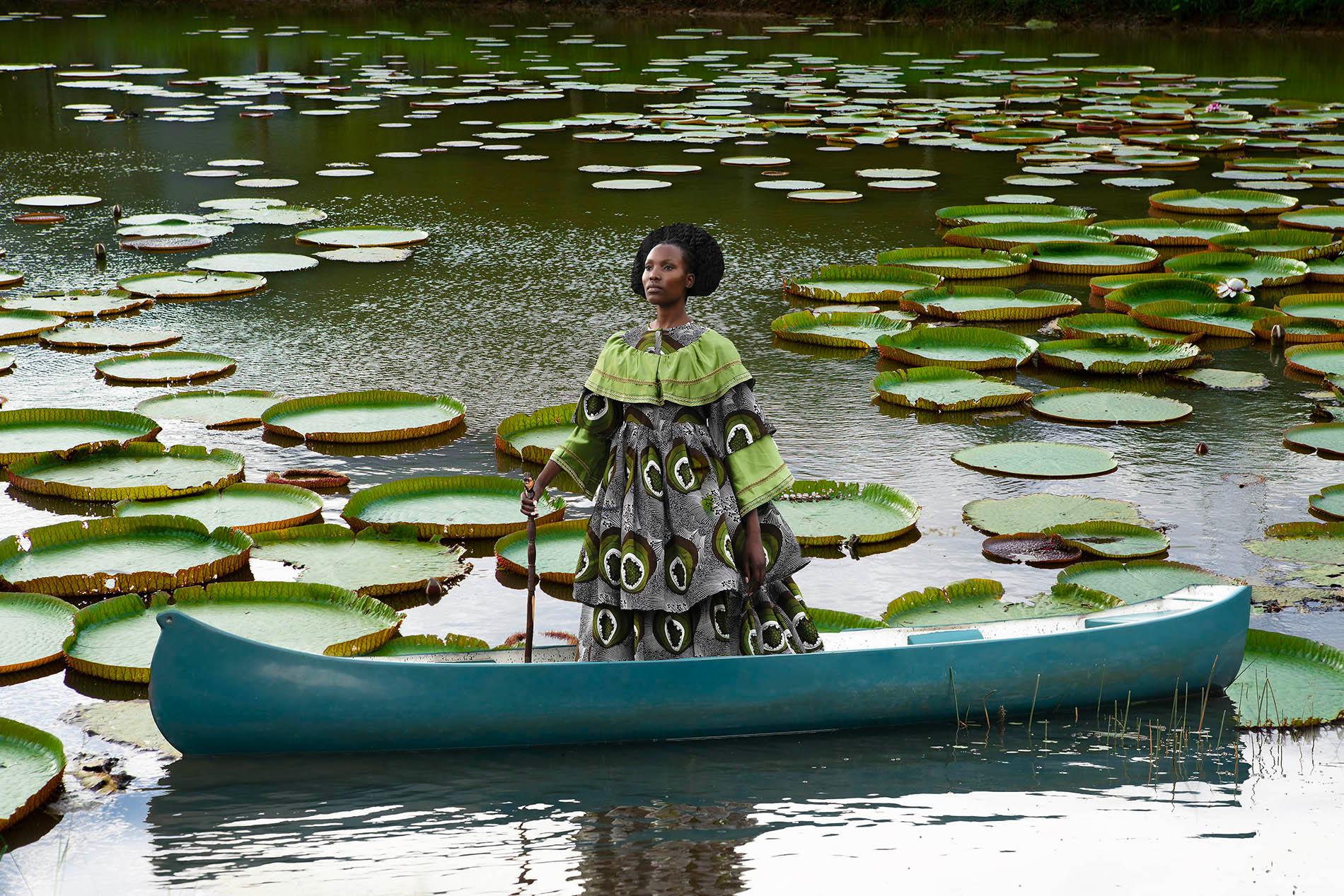 Lotus est une photographie en édition limitée (impression numérique sur papier Baryta Fine Art) de l'artiste contemporain Tamary Kudita. 

Cette photographie est vendue non encadrée en tant que tirage uniquement. Il est disponible en 2 dimensions