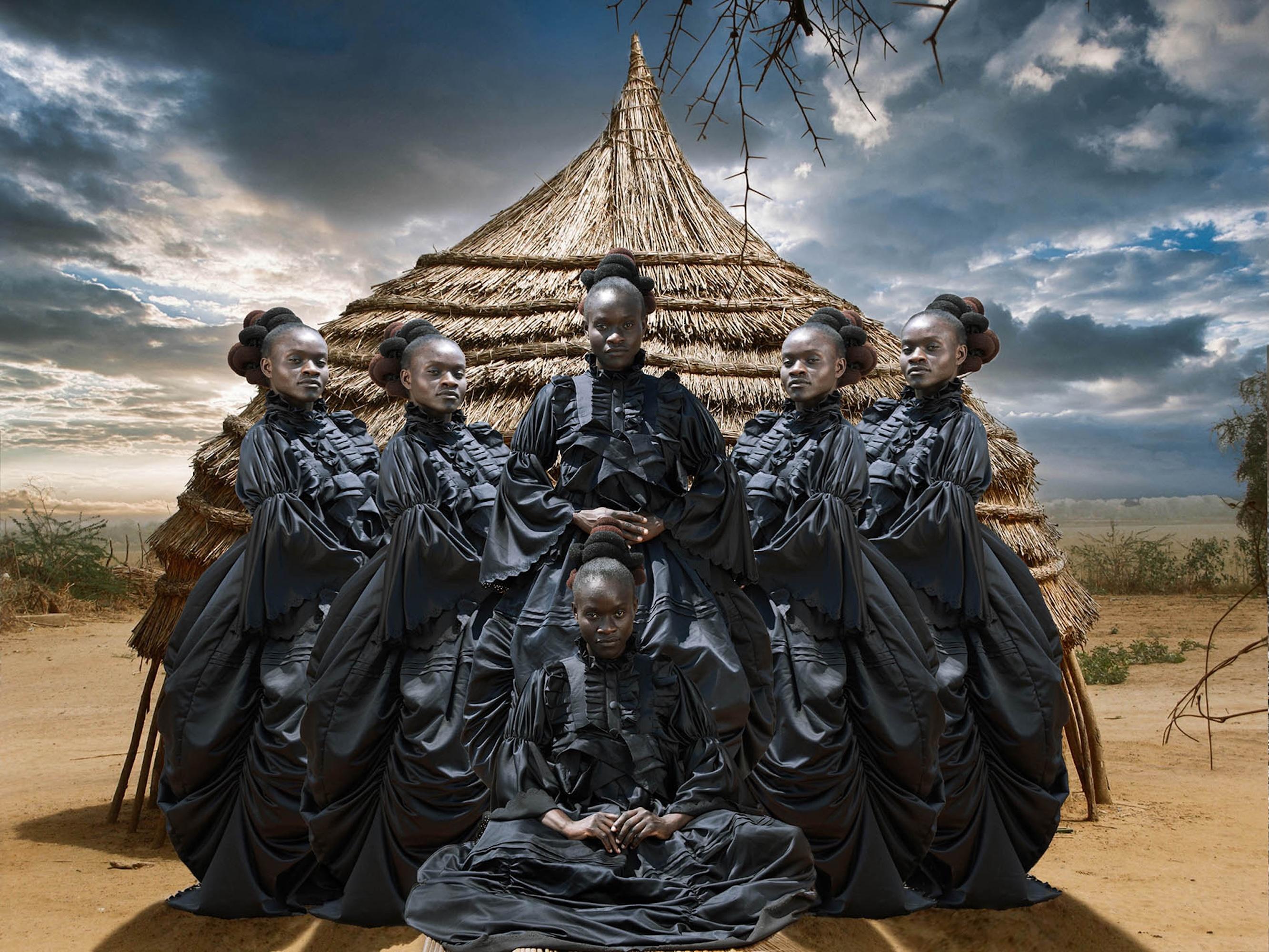 La Reunión es una fotografía de la artista zimbabuense Tamary Kudita de la serie Victoriana Africana. Las impresiones están disponibles en dos dimensiones diferentes:
* 53 × 84 cm (20,8 x 33 pulgadas), edición de 20
* 29,9 x 46,8 (76 × 119 cm),