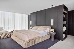 Mesa auxiliar / mesilla de noche de madera negra Urban Tambor de CEU Studio