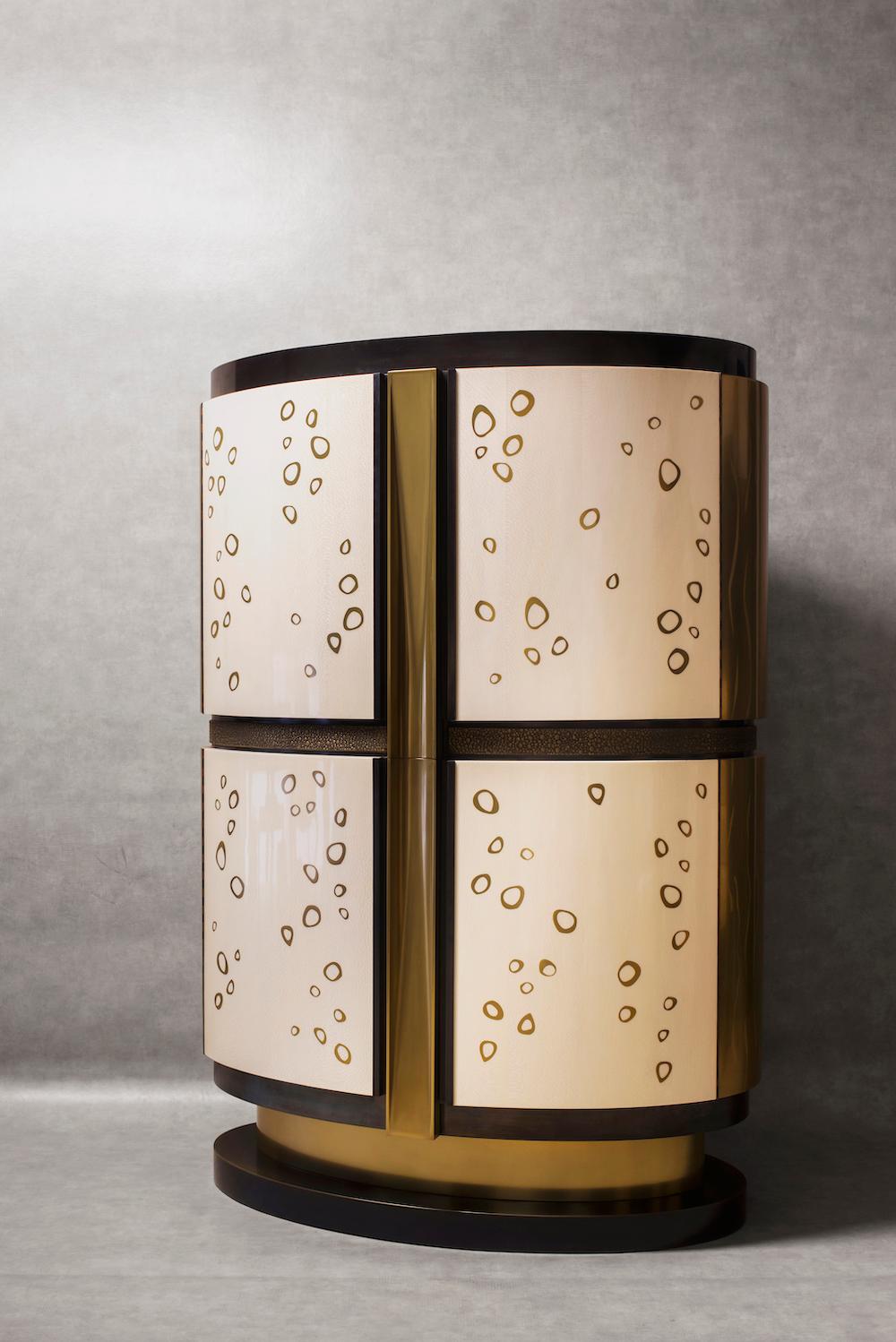 Frédérique Domergue has poured all her craftsmanship into the creation of this one-of-a-kind piece, which was first presented at the prestigious Révélations show in Paris in 2019.
The cylindrical, multi-purpose cabinet (It can be used as a bar or