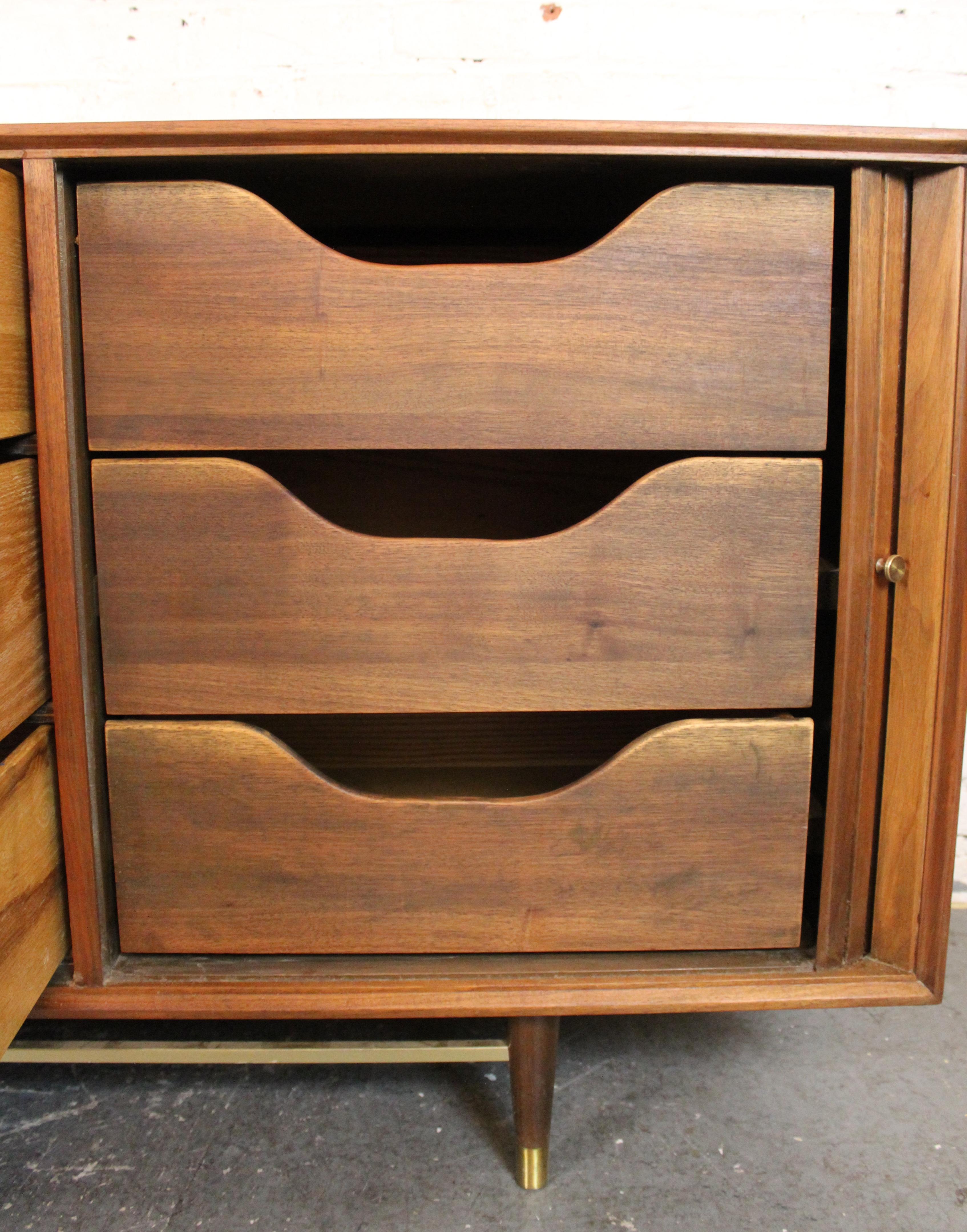 Ottone Comò con anta a tamburo di Furnette in vendita