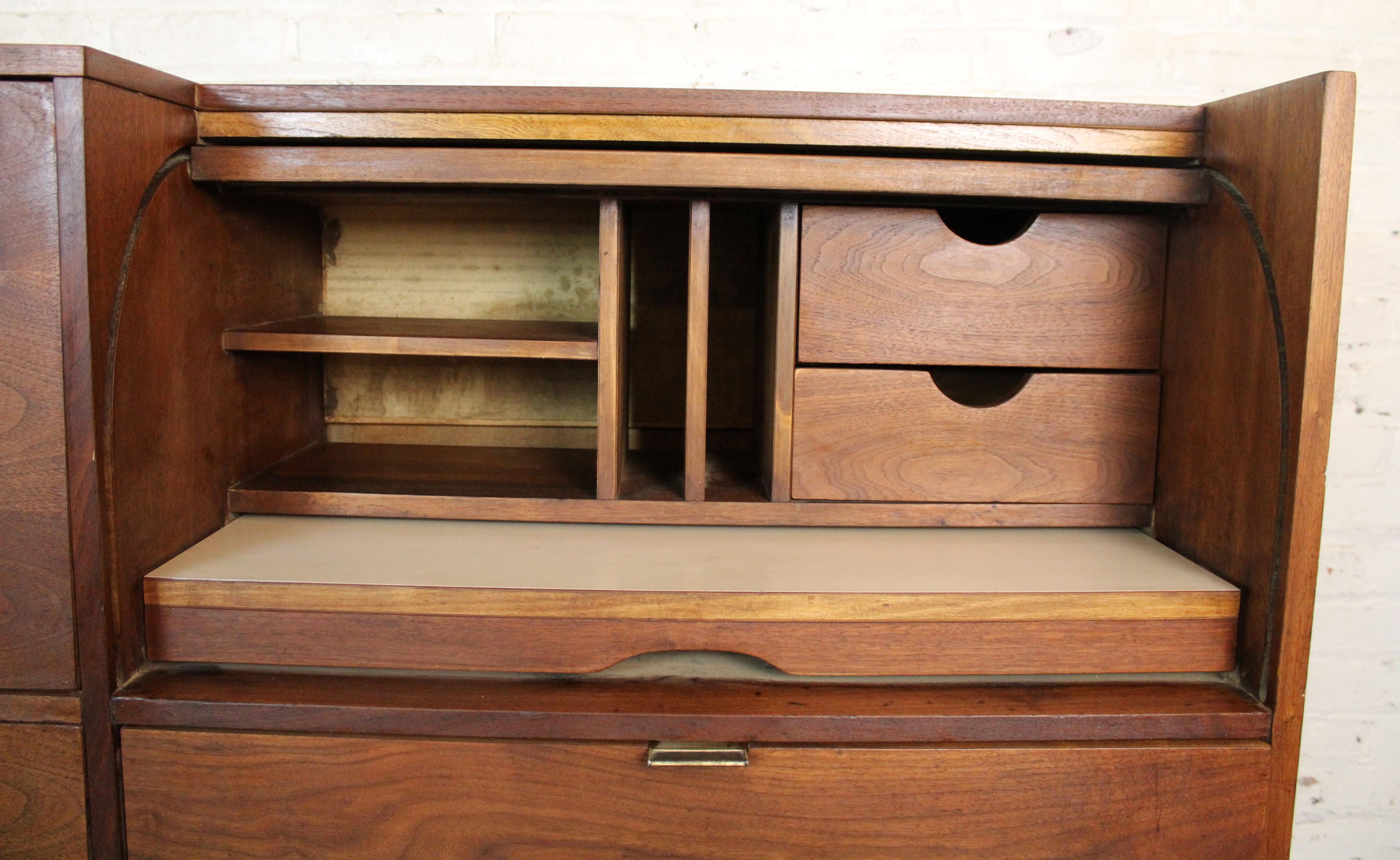 Escritorio con puerta de tambor de Mainline by Hooker en venta 4