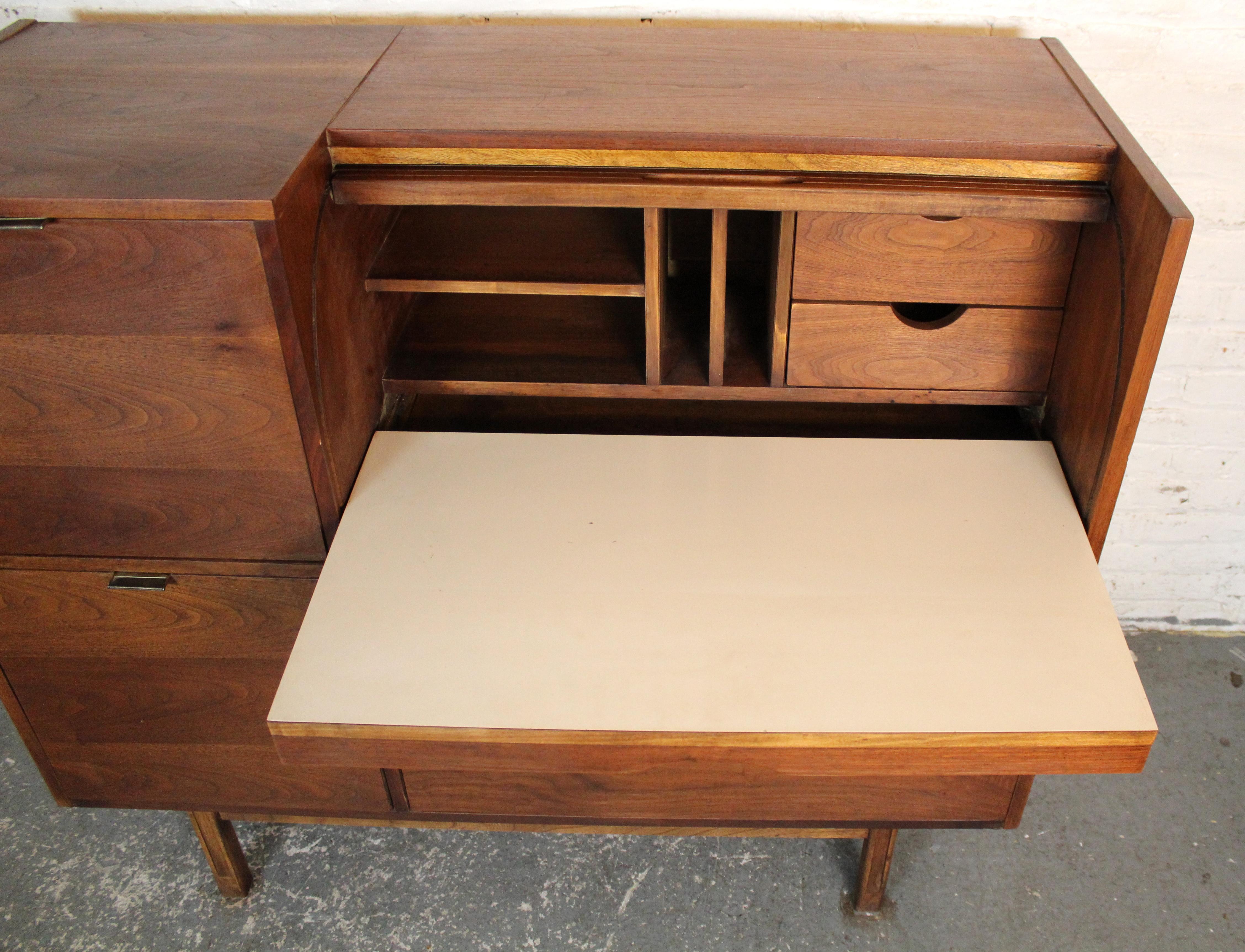 Escritorio con puerta de tambor de Mainline by Hooker en venta 10