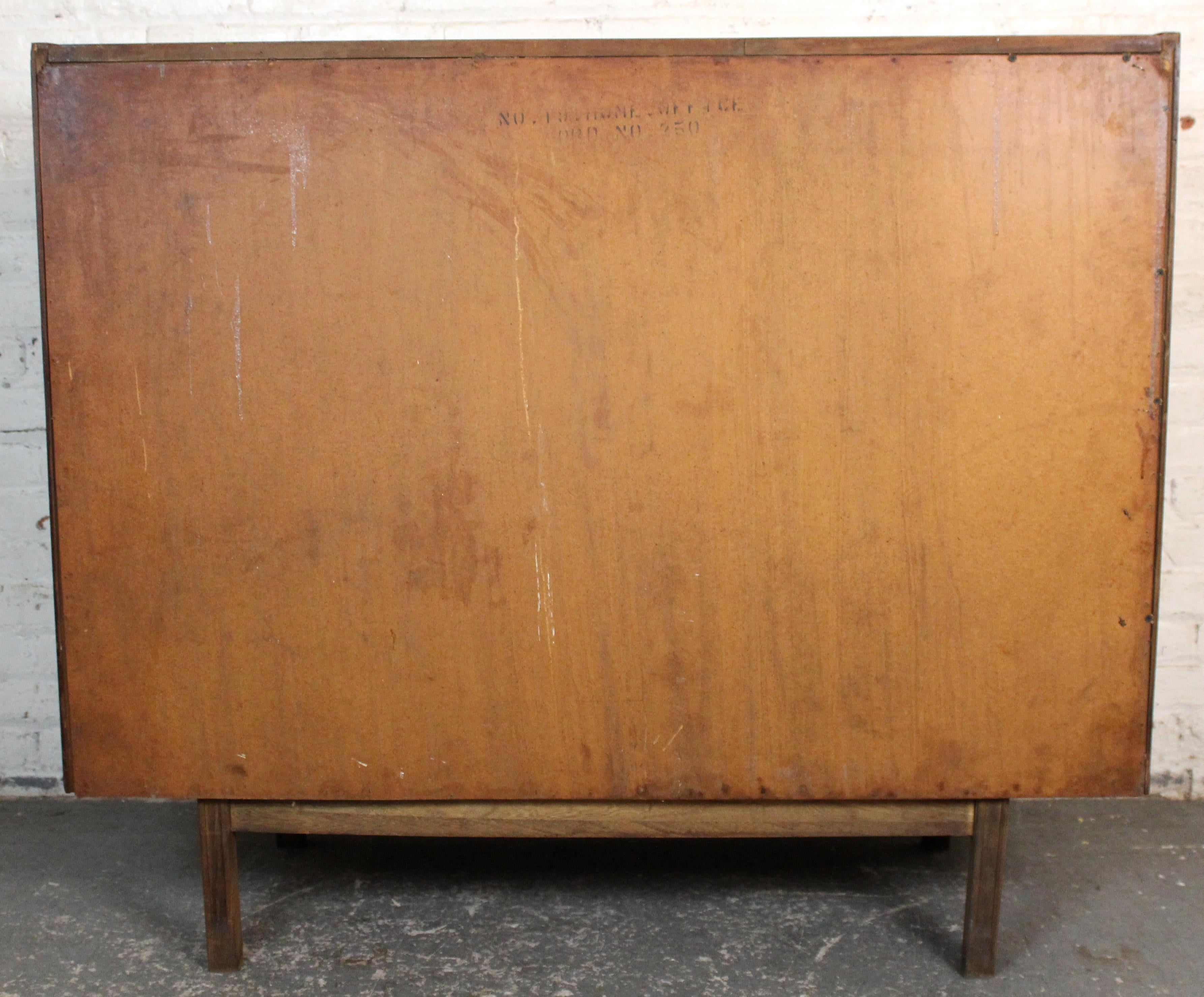 Escritorio con puerta de tambor de Mainline by Hooker en venta 12