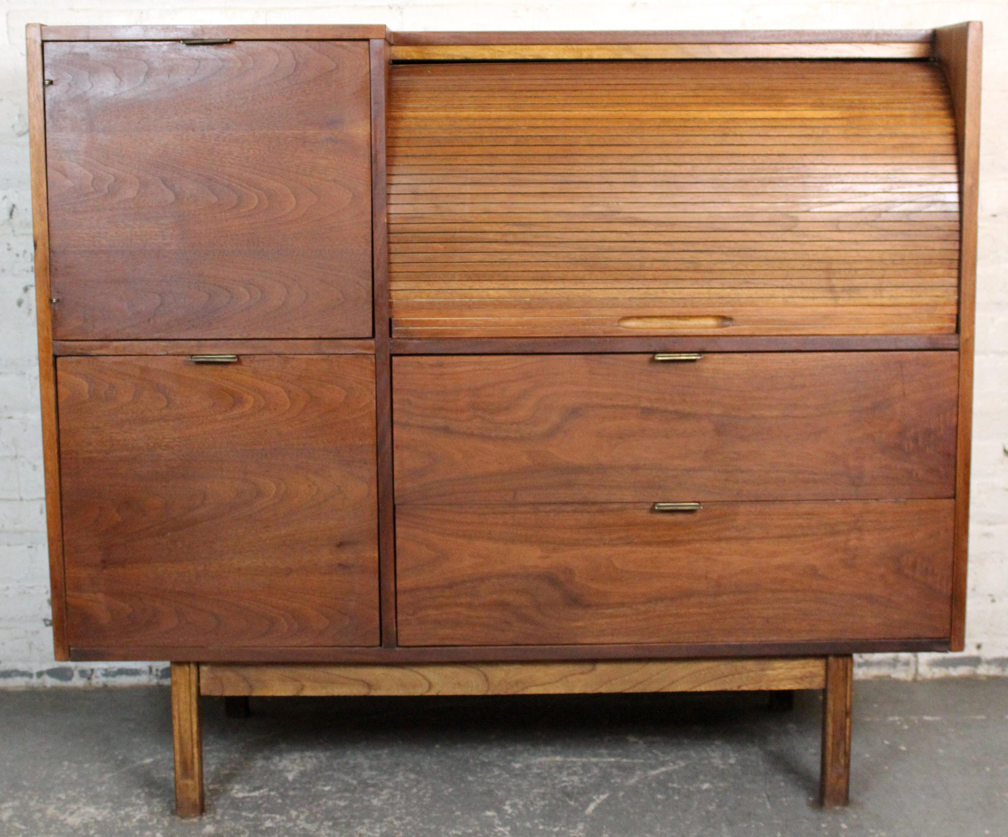 Un escritorio clásico de mediados de siglo de la famosa colección 