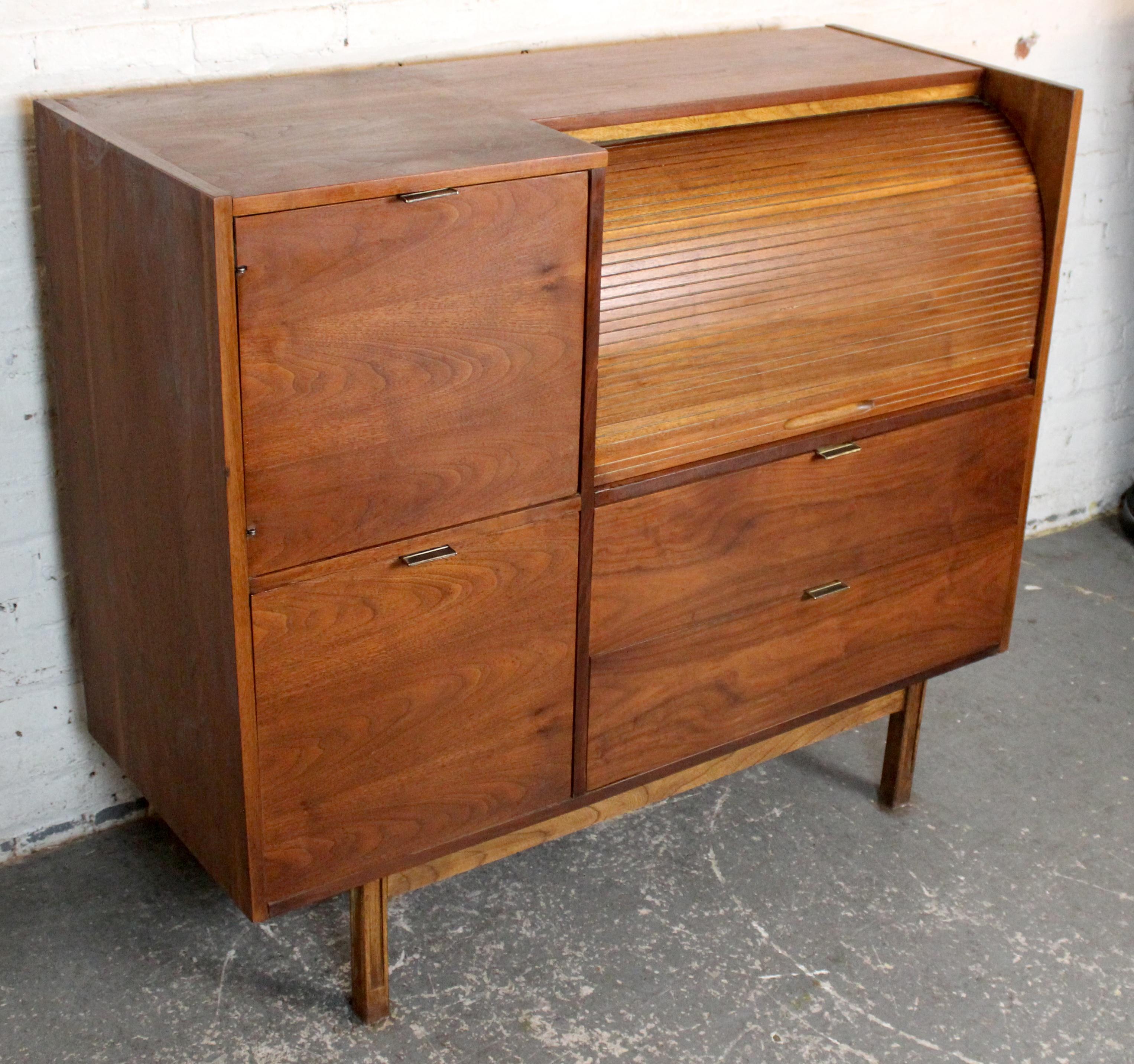 Escritorio con puerta de tambor de Mainline by Hooker Moderno de mediados de siglo en venta