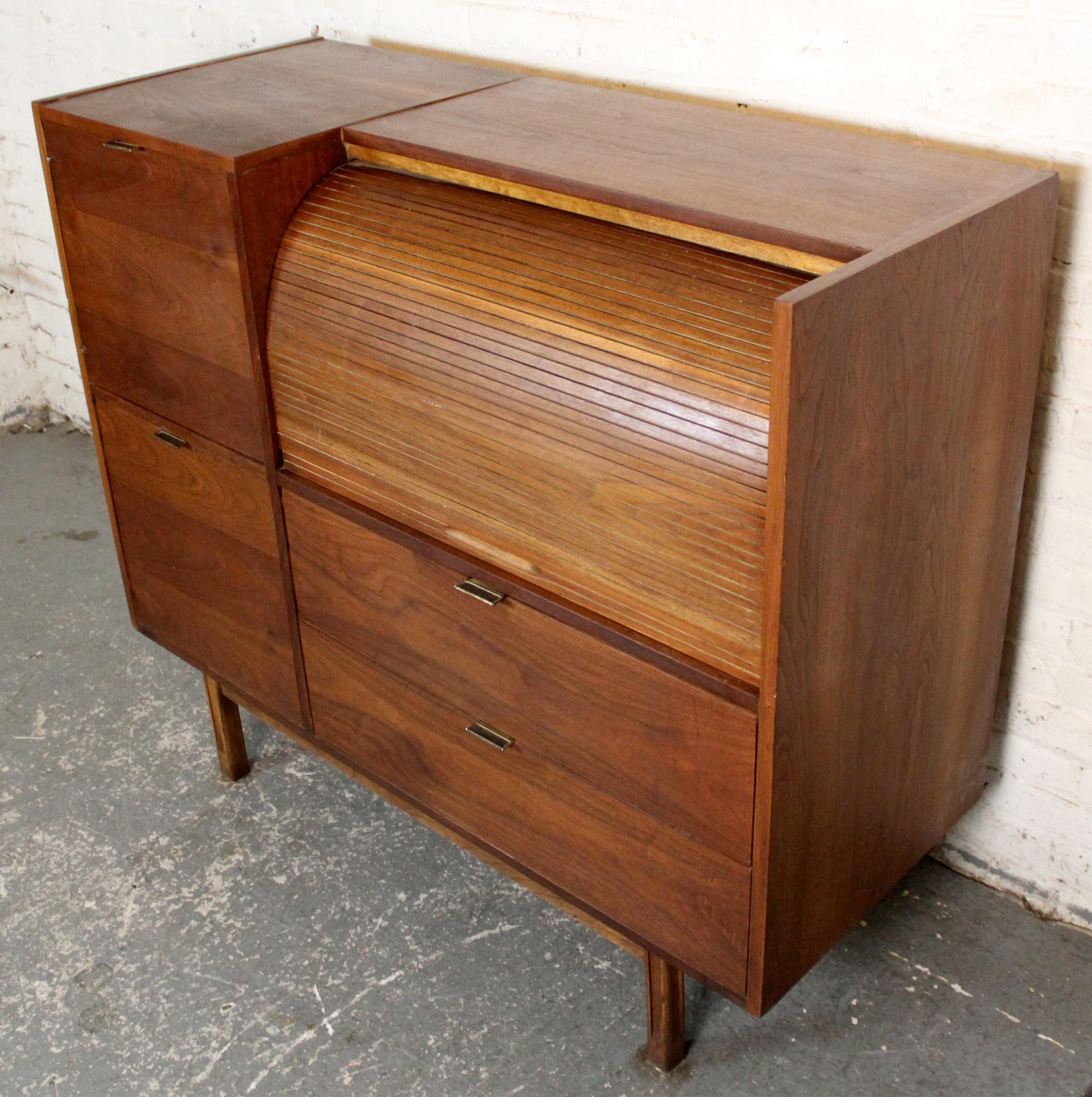 Escritorio con puerta de tambor de Mainline by Hooker Estadounidense en venta